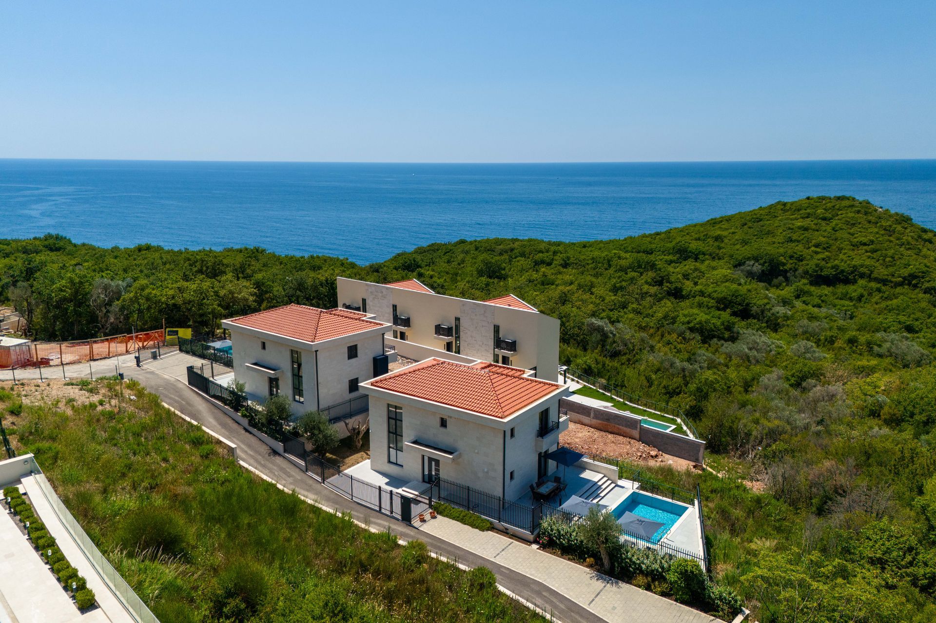 Izdaje se nova luksuzna vila sa bazenom i panoramskim pogledom na more – Reževići, Budva (na duži period) - Amfora Real Estate