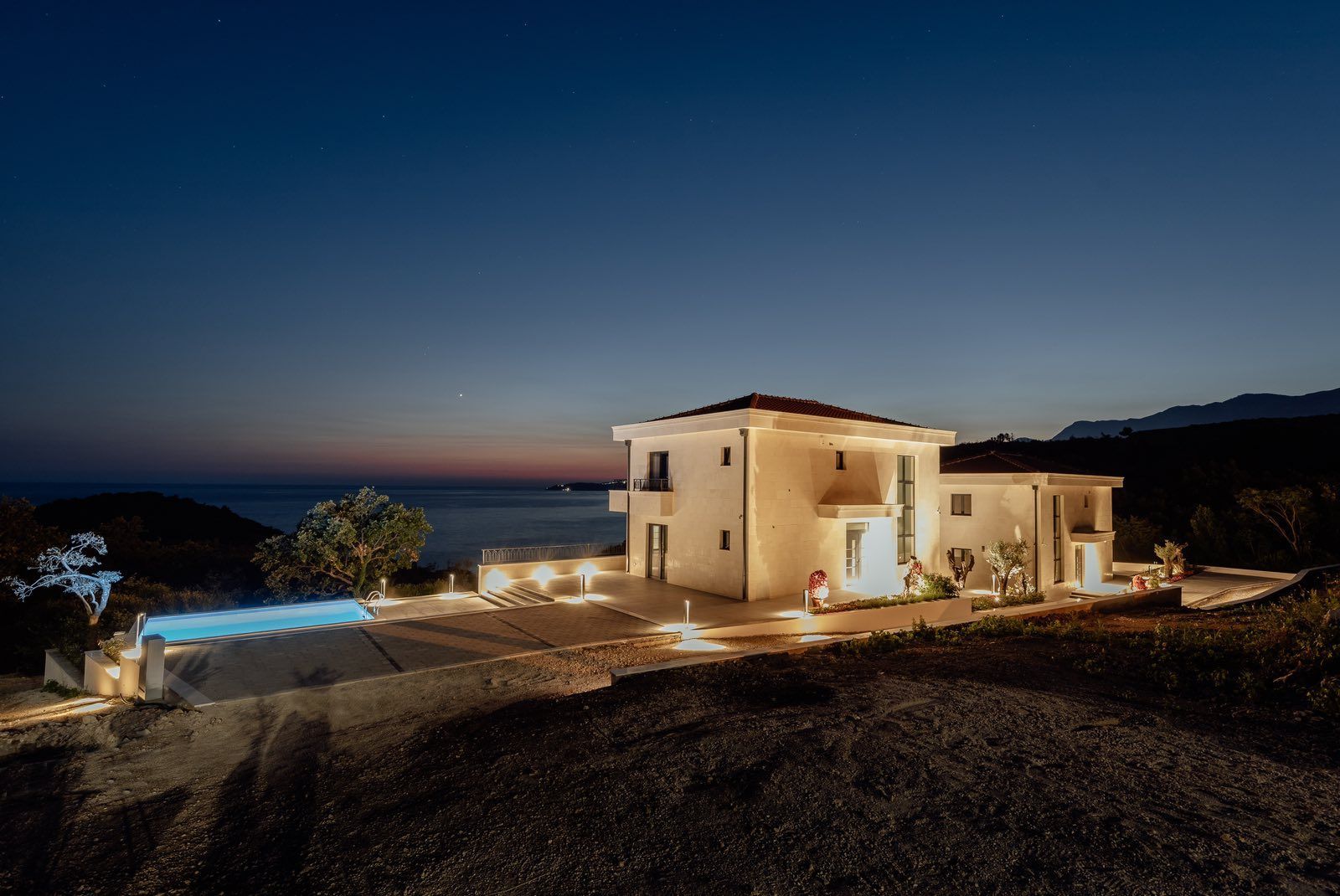 Izdaje se nova luksuzna vila sa bazenom i panoramskim pogledom na more – Reževići, Budva (na duži period) - Amfora Real Estate