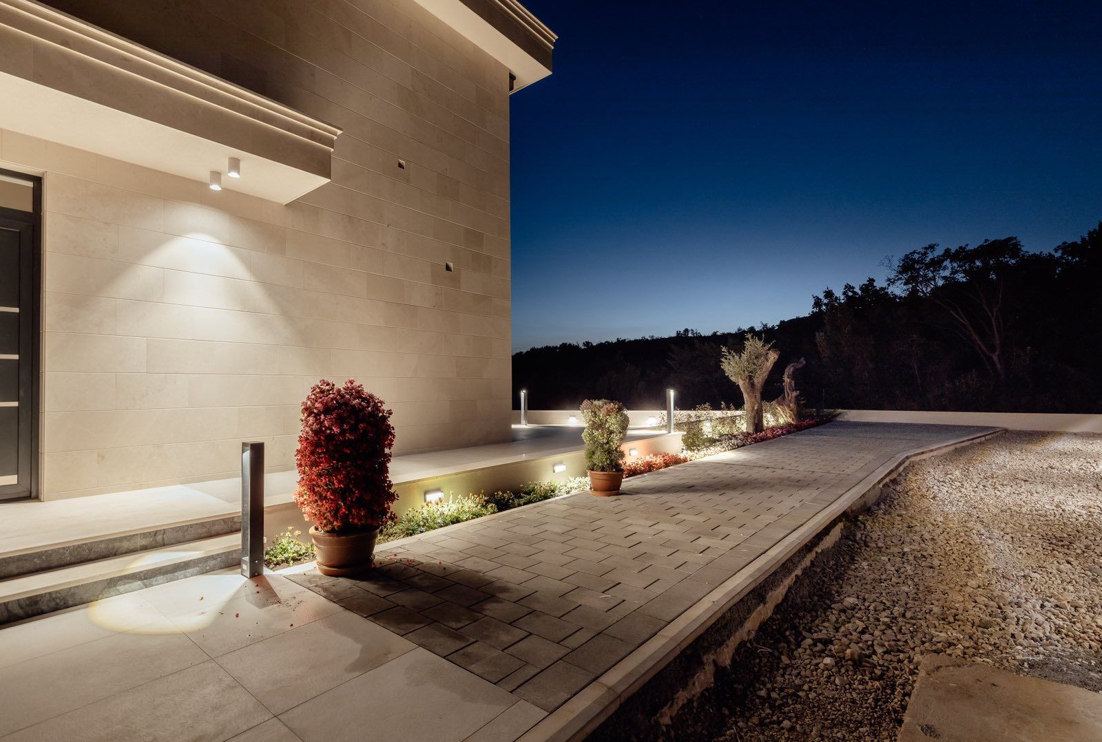 Izdaje se nova luksuzna vila sa bazenom i panoramskim pogledom na more – Reževići, Budva (na duži period) - Amfora Real Estate