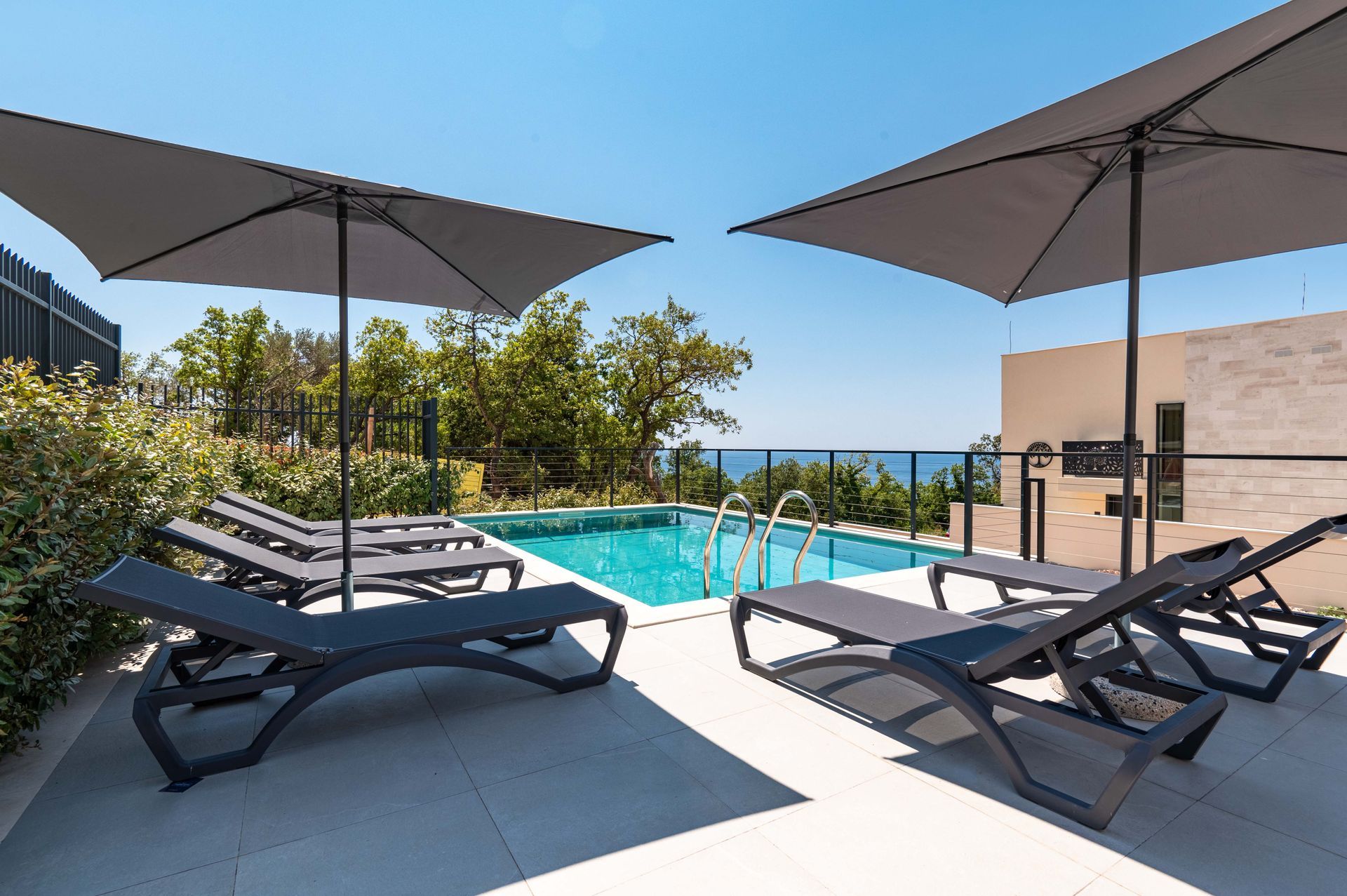 Izdaje se nova luksuzna vila sa bazenom i panoramskim pogledom na more – Reževići, Budva (na duži period) - Amfora Real Estate