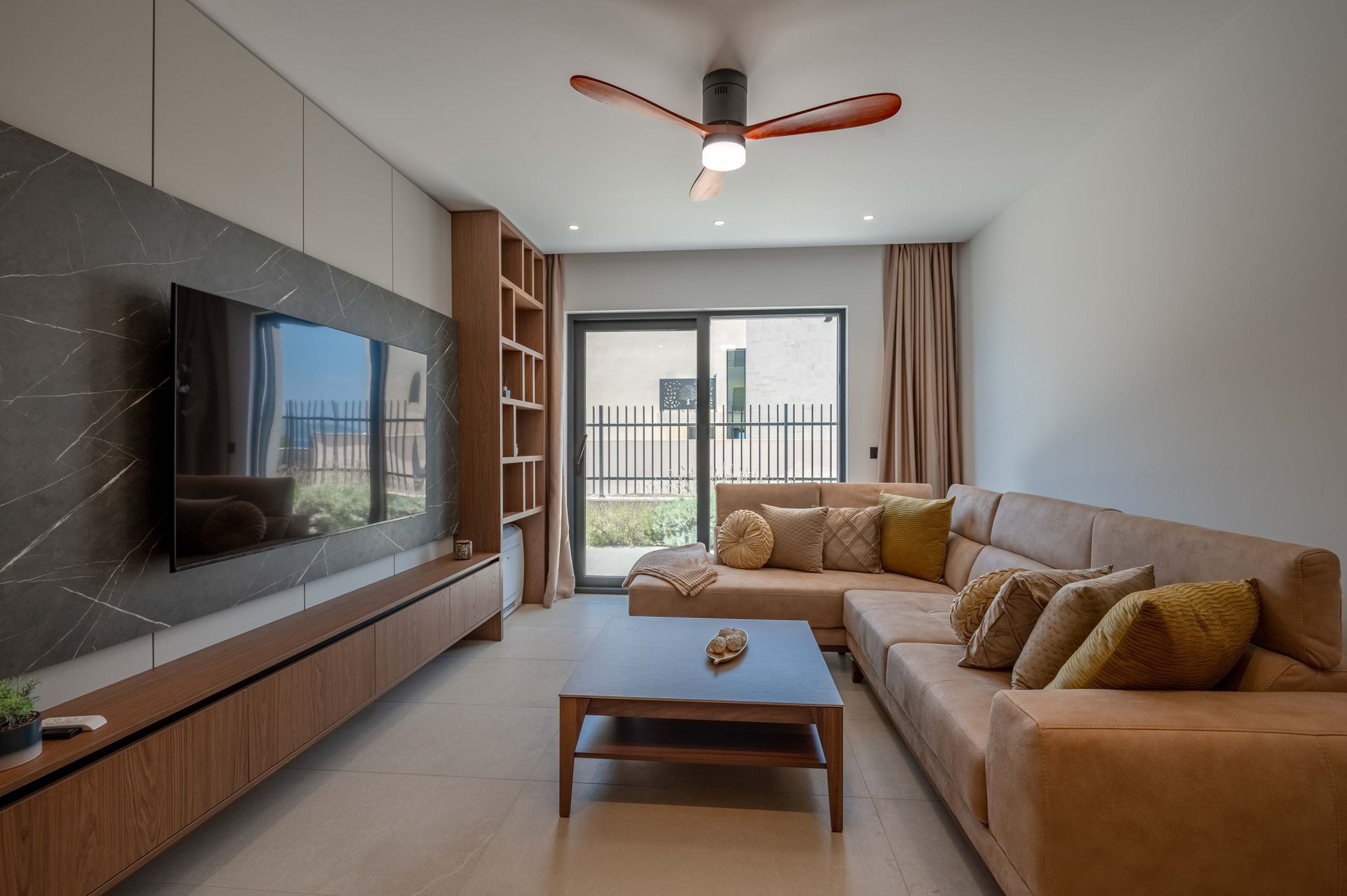 Izdaje se nova luksuzna vila sa bazenom i panoramskim pogledom na more – Reževići, Budva (na duži period) - Amfora Real Estate