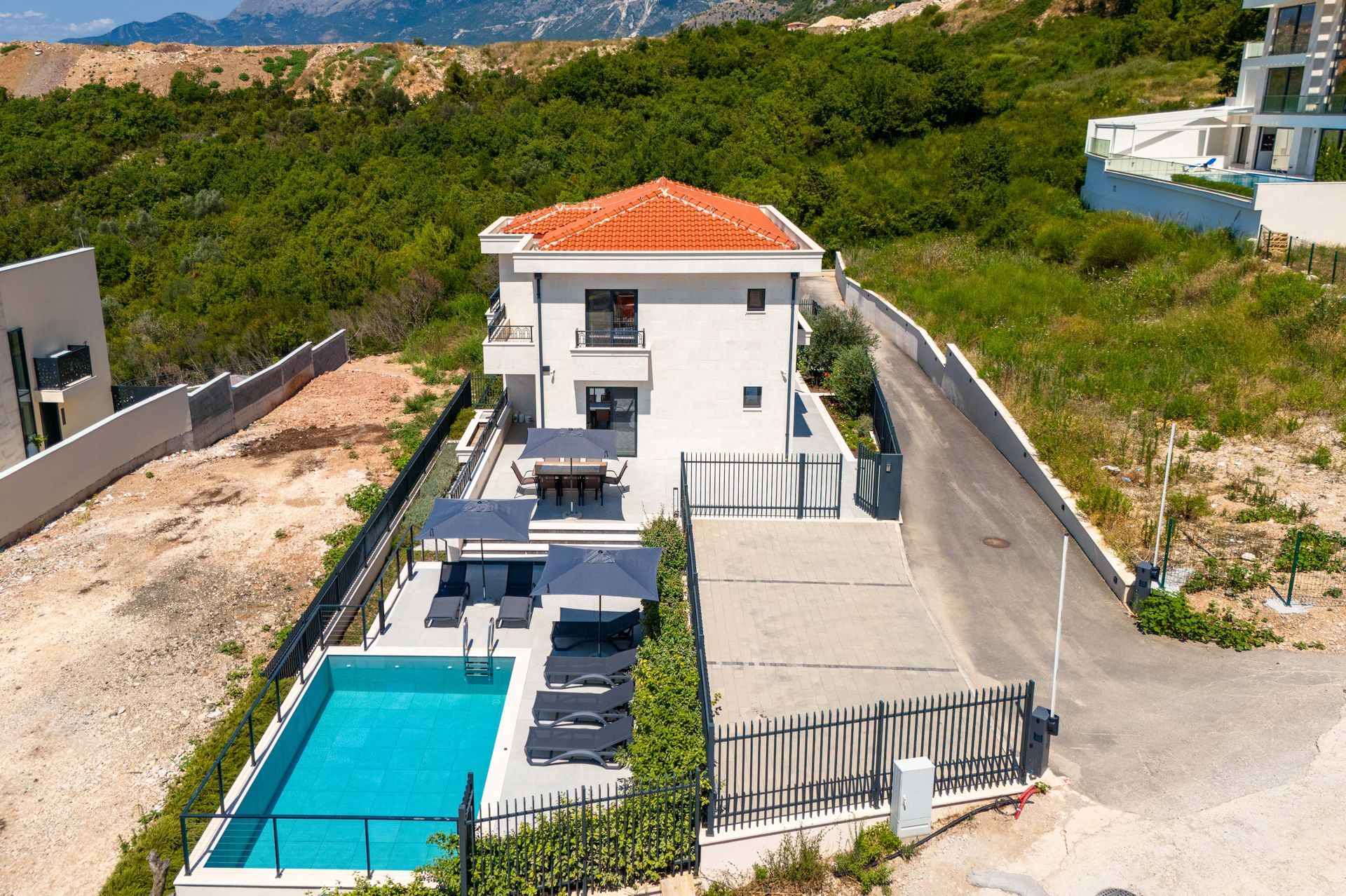 Izdaje se nova luksuzna vila sa bazenom i panoramskim pogledom na more – Reževići, Budva (na duži period) - Amfora Real Estate