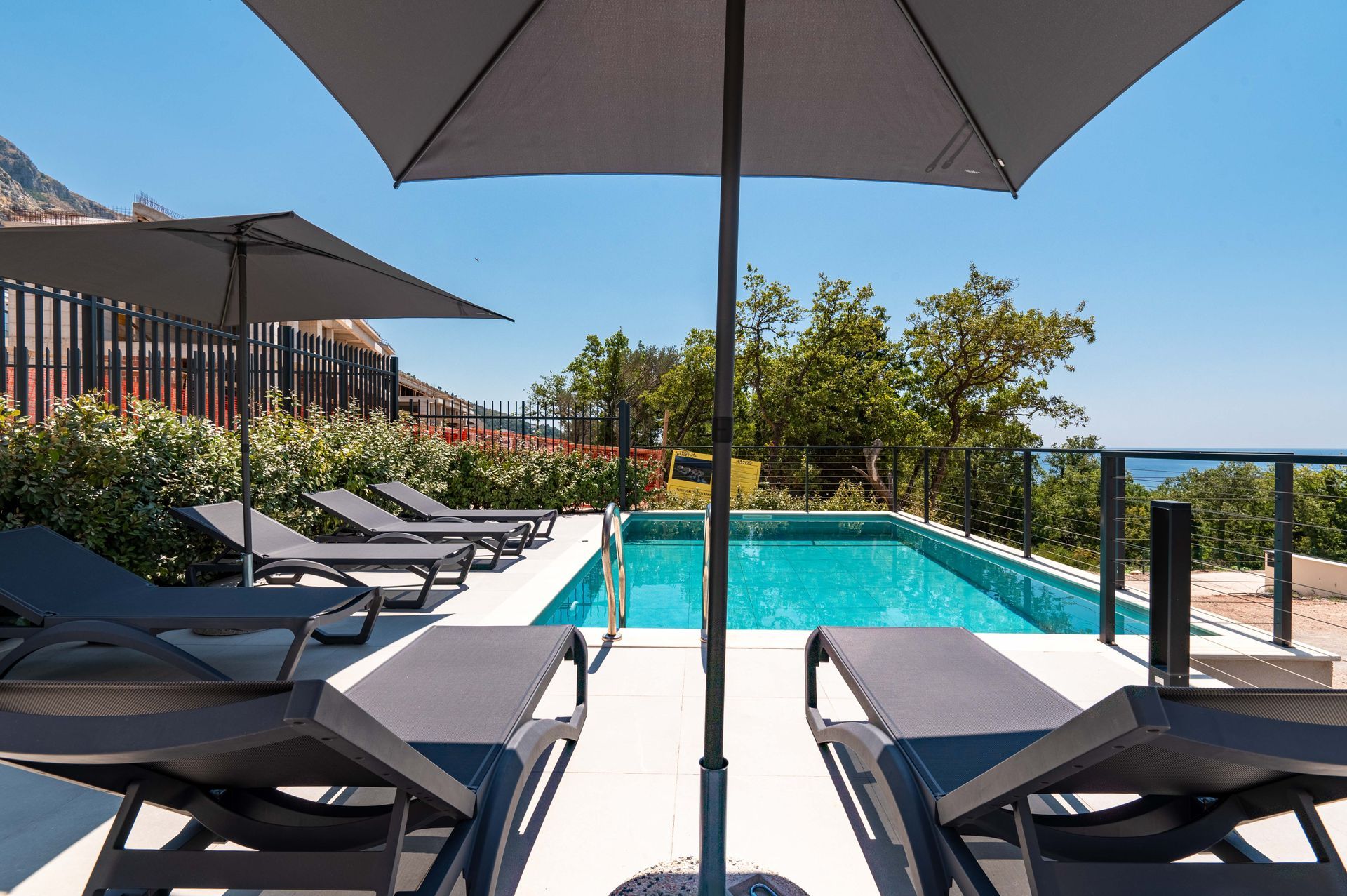 Izdaje se nova luksuzna vila sa bazenom i panoramskim pogledom na more – Reževići, Budva (na duži period) - Amfora Real Estate