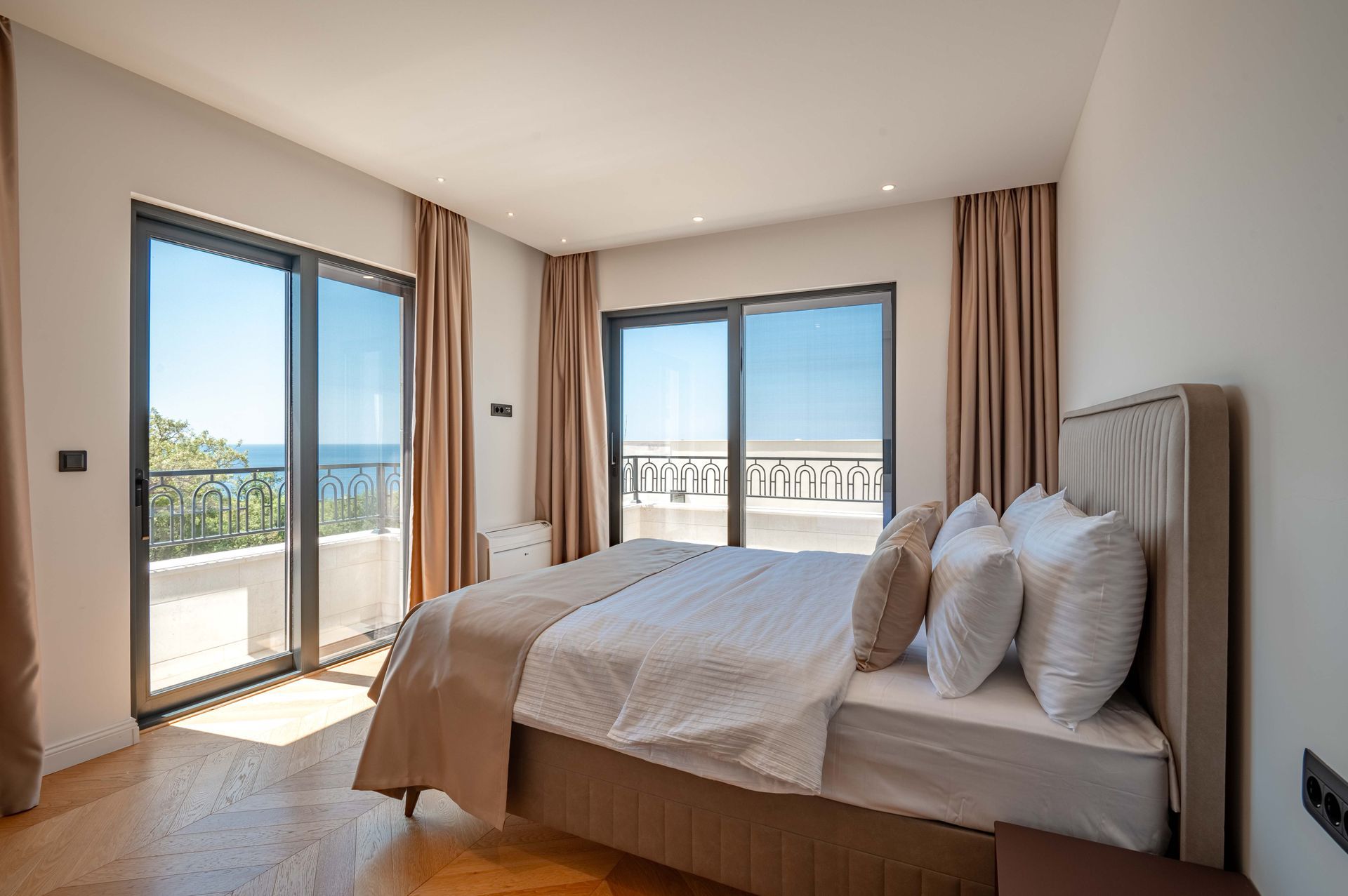 Izdaje se nova luksuzna vila sa bazenom i panoramskim pogledom na more – Reževići, Budva (na duži period) - Amfora Real Estate