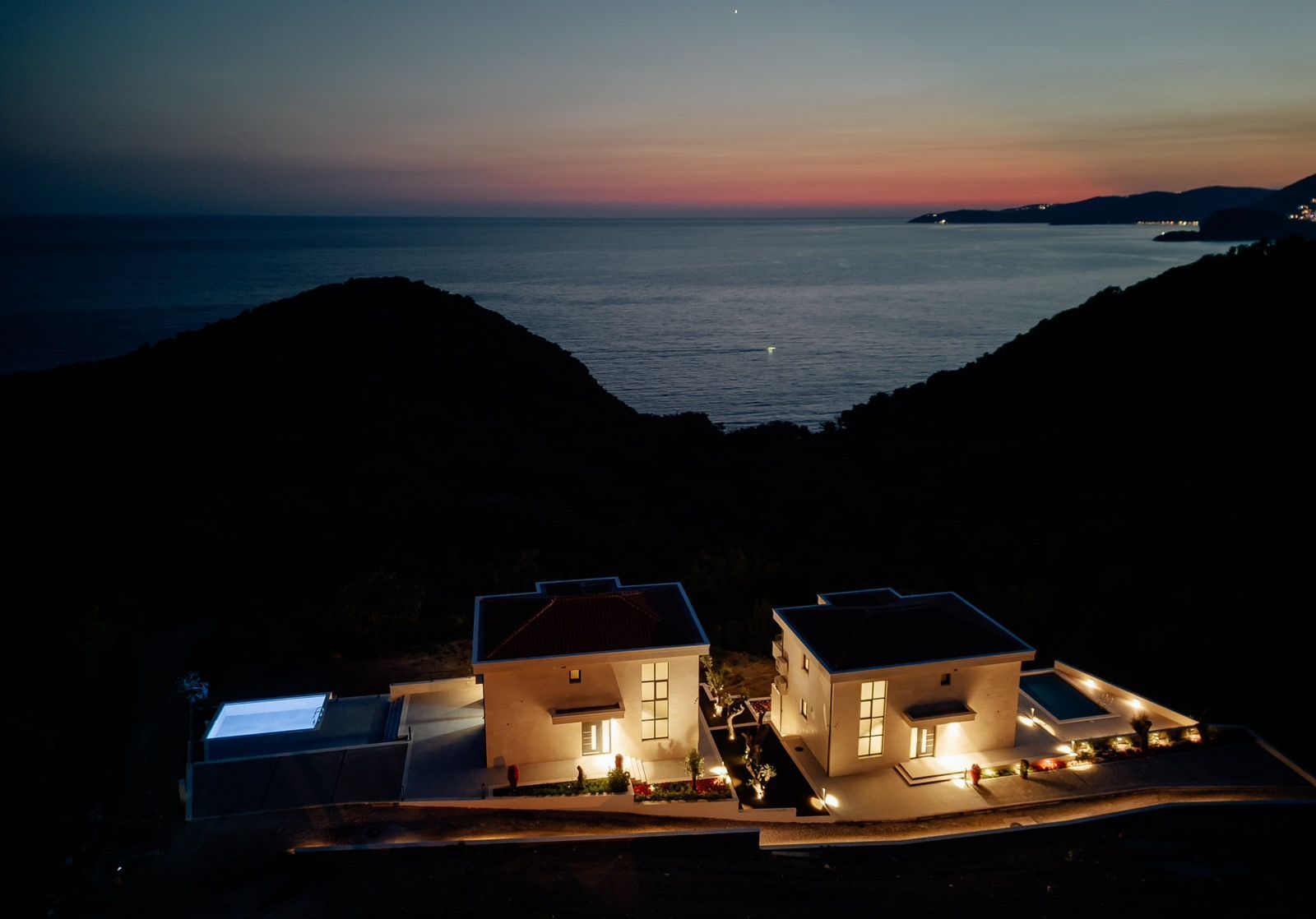 Izdaje se nova luksuzna vila sa bazenom i panoramskim pogledom na more – Reževići, Budva (na duži period) - Amfora Real Estate