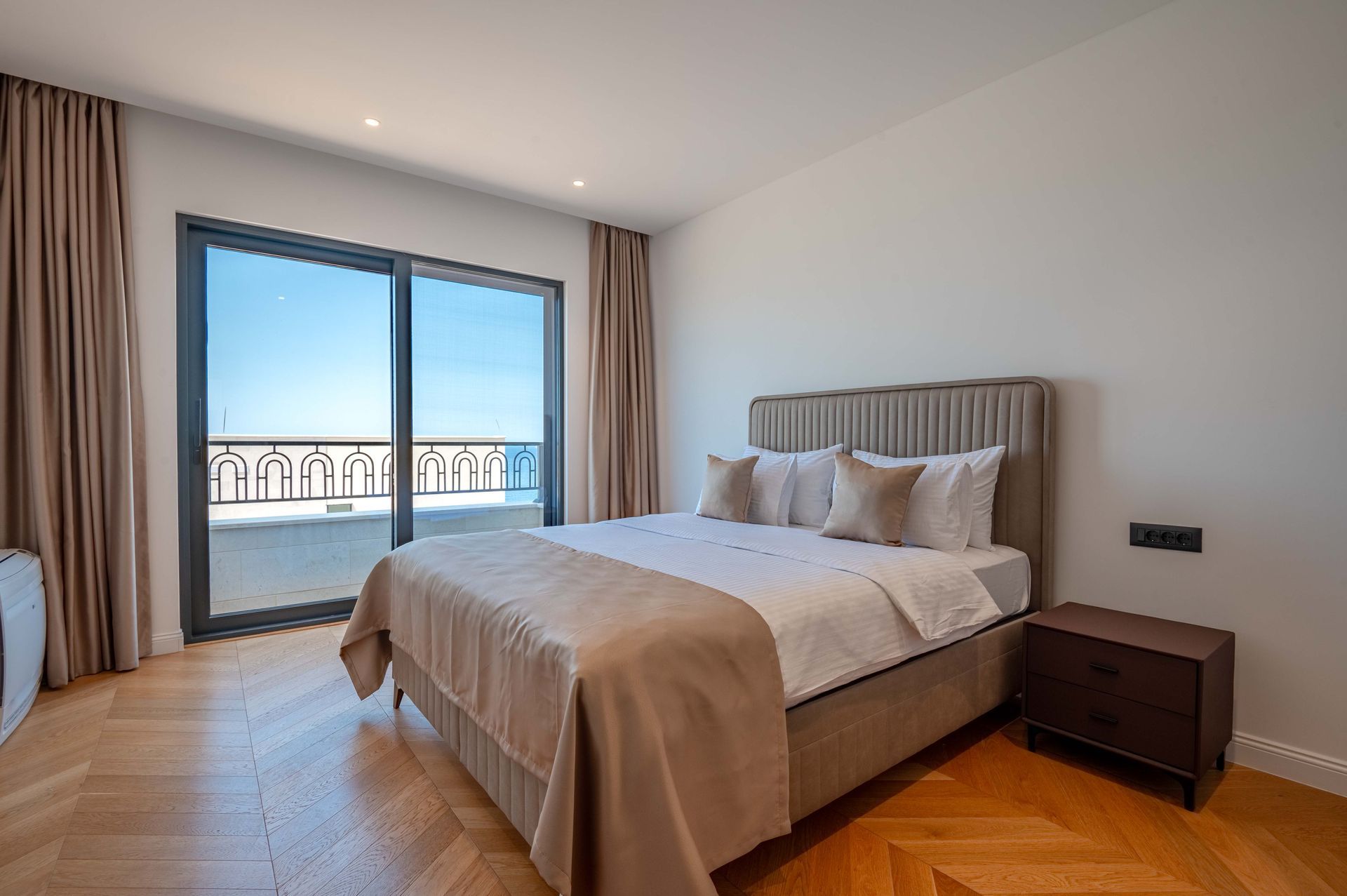 Izdaje se nova luksuzna vila sa bazenom i panoramskim pogledom na more – Reževići, Budva (na duži period) - Amfora Real Estate