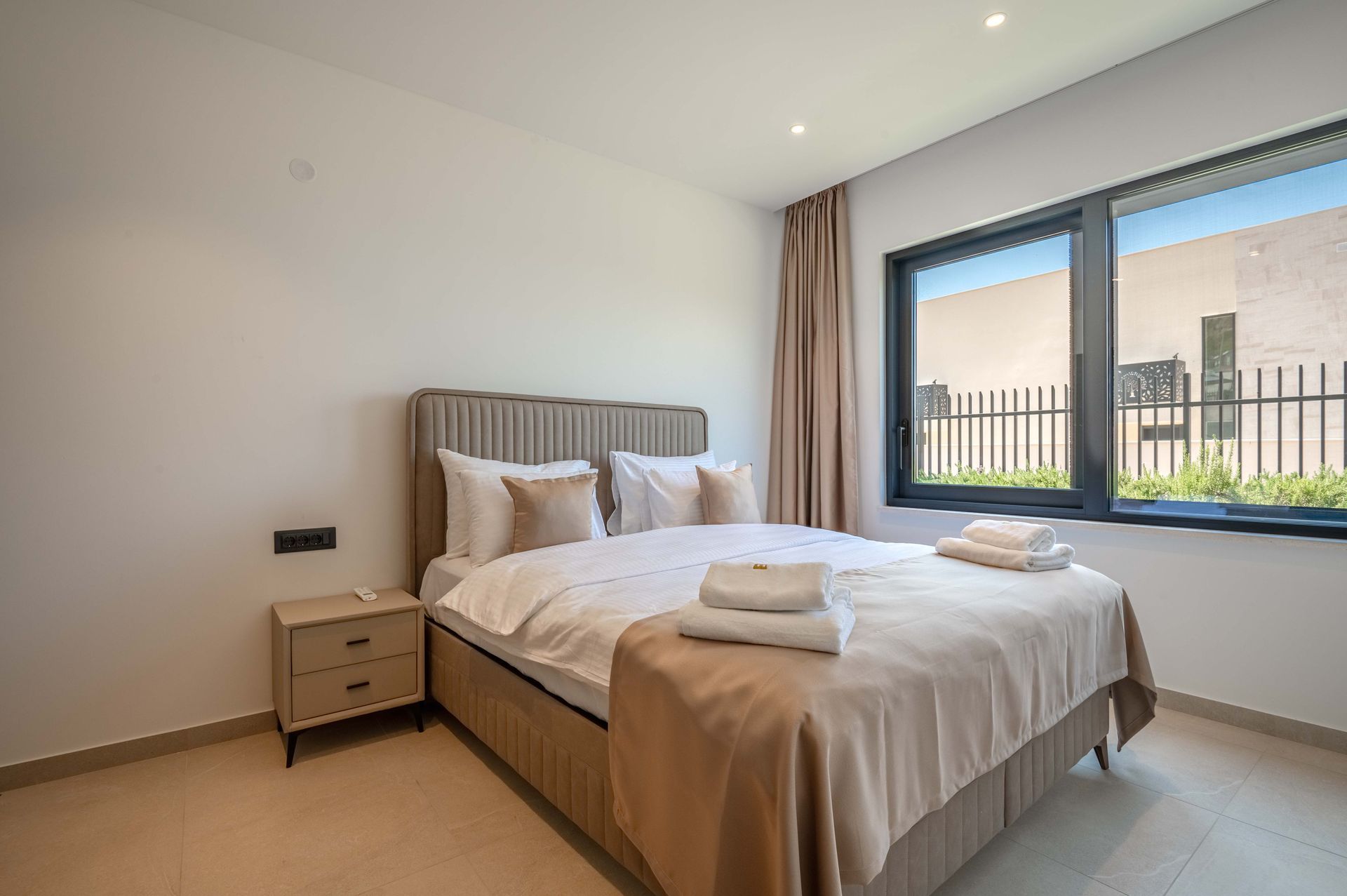 Izdaje se nova luksuzna vila sa bazenom i panoramskim pogledom na more – Reževići, Budva (na duži period) - Amfora Real Estate