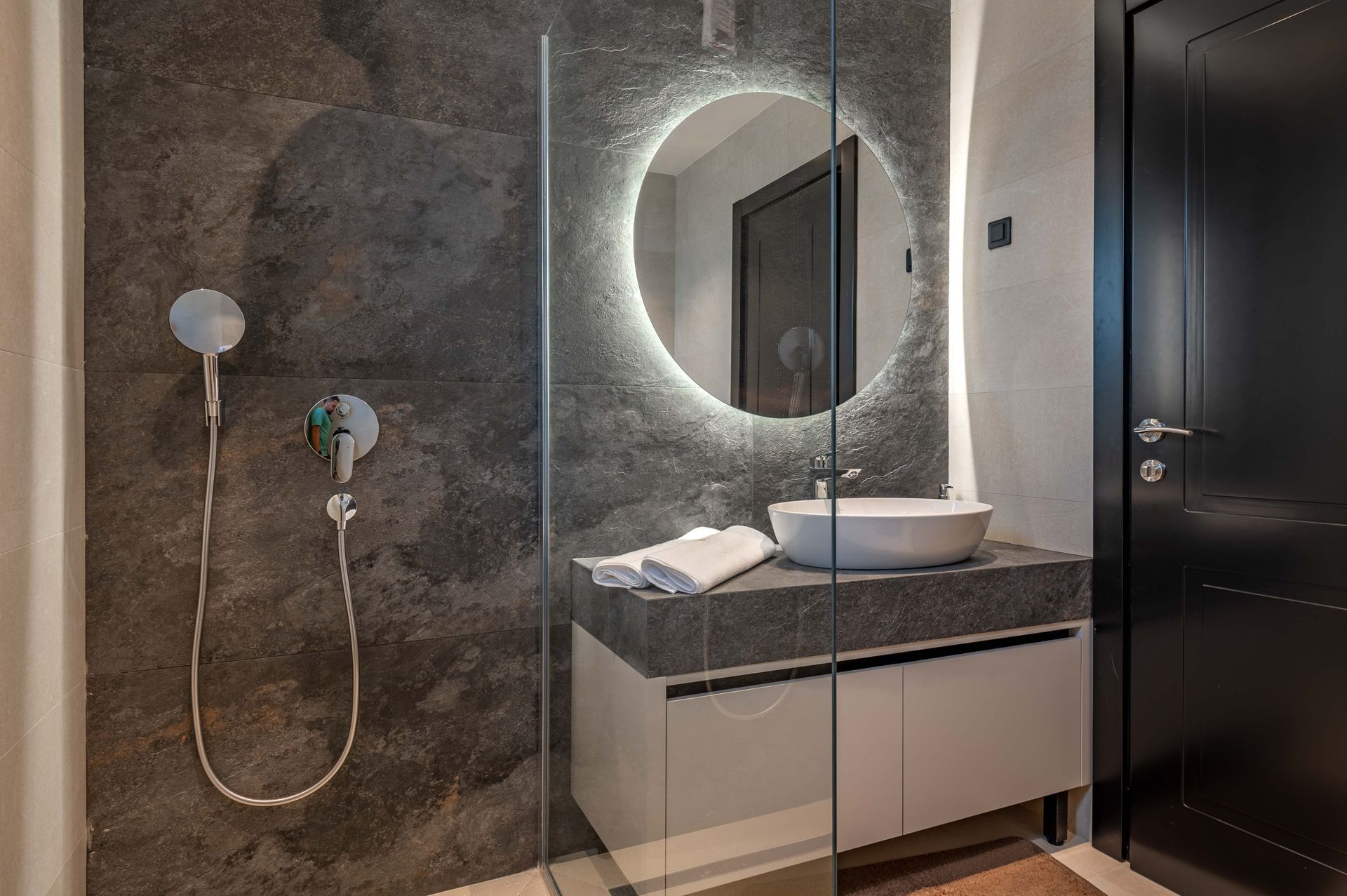 Izdaje se nova luksuzna vila sa bazenom i panoramskim pogledom na more – Reževići, Budva (na duži period) - Amfora Real Estate