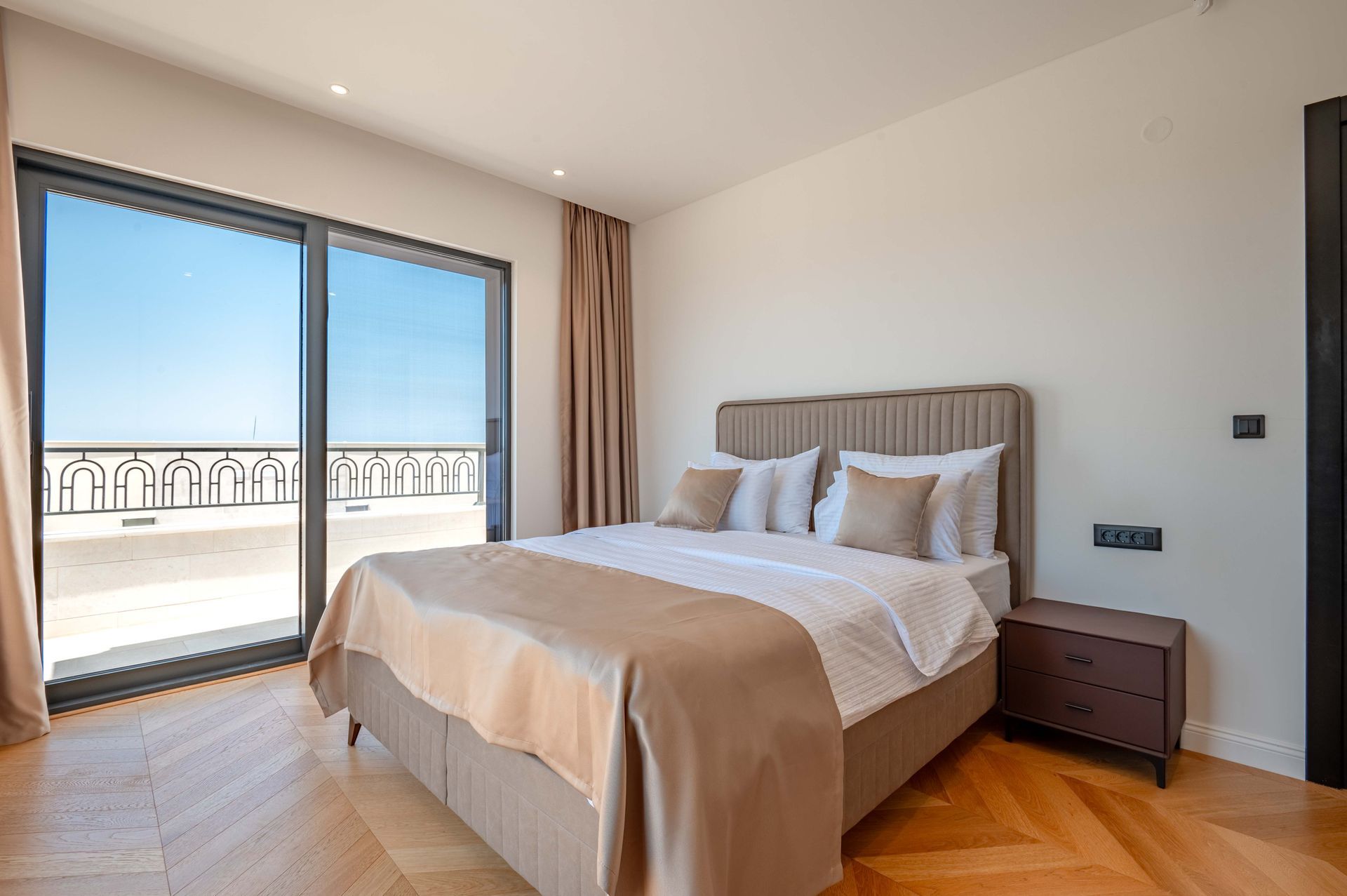 Izdaje se nova luksuzna vila sa bazenom i panoramskim pogledom na more – Reževići, Budva (na duži period) - Amfora Real Estate