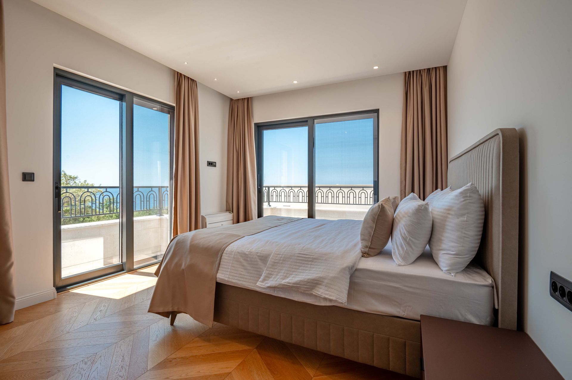 Izdaje se nova luksuzna vila sa bazenom i panoramskim pogledom na more – Reževići, Budva (na duži period) - Amfora Real Estate