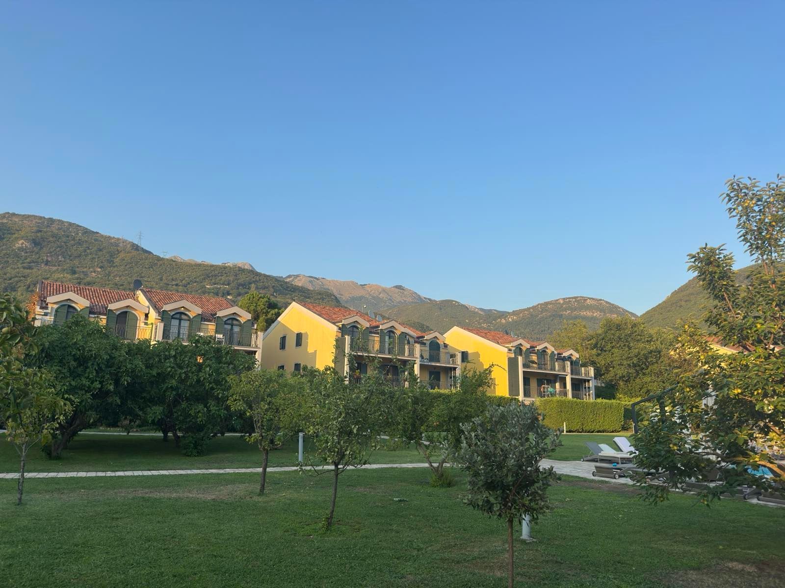 Kuća 176 m² sa bazenom i parking mestom u Lastvi Grbaljskoj, Budva  (Izdavanje na duži period) - Amfora Real Estate