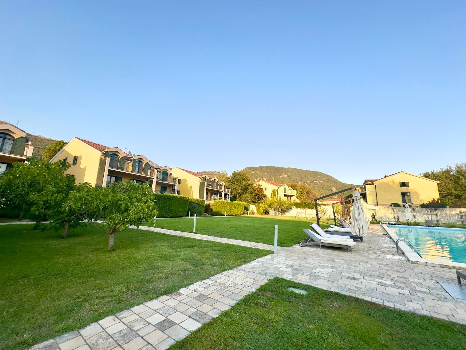 Kuća 176 m² sa bazenom i parking mestom u Lastvi Grbaljskoj, Budva  (Izdavanje na duži period) - Amfora Real Estate