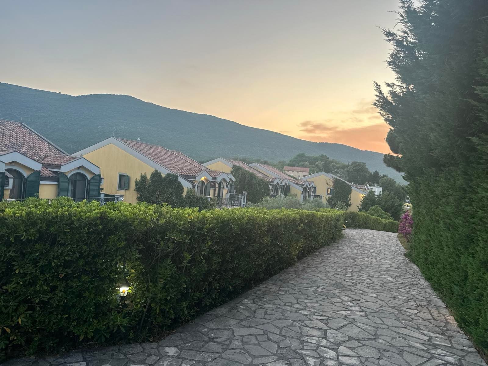 Kuća 176 m² sa bazenom i parking mestom u Lastvi Grbaljskoj, Budva  (Izdavanje na duži period) - Amfora Real Estate