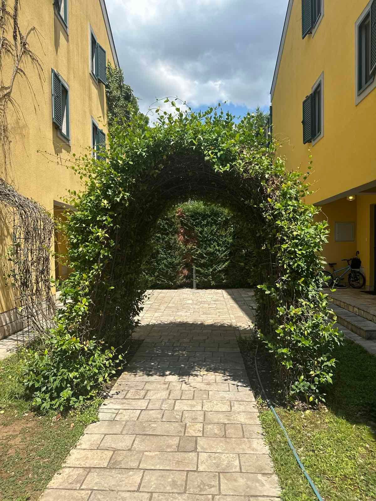 Kuća 176 m² sa bazenom i parking mestom u Lastvi Grbaljskoj, Budva  (Izdavanje na duži period) - Amfora Real Estate