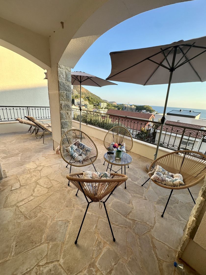 Moderno opremljen dvosoban stan 55m2+45m2 terase sa spektakularnim pogledom na more,  Pržno, Budva ( Na duzi period) - Amfora Real Estate