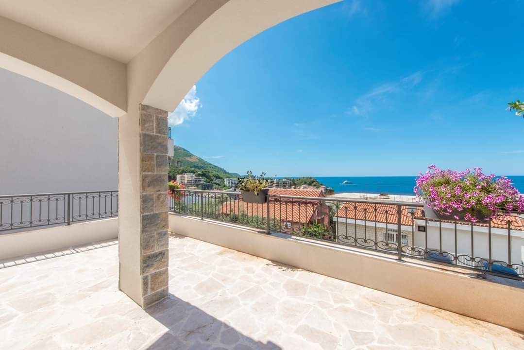 Moderno opremljen dvosoban stan 55m2+45m2 terase sa spektakularnim pogledom na more,  Pržno, Budva ( Na duzi period) - Amfora Real Estate