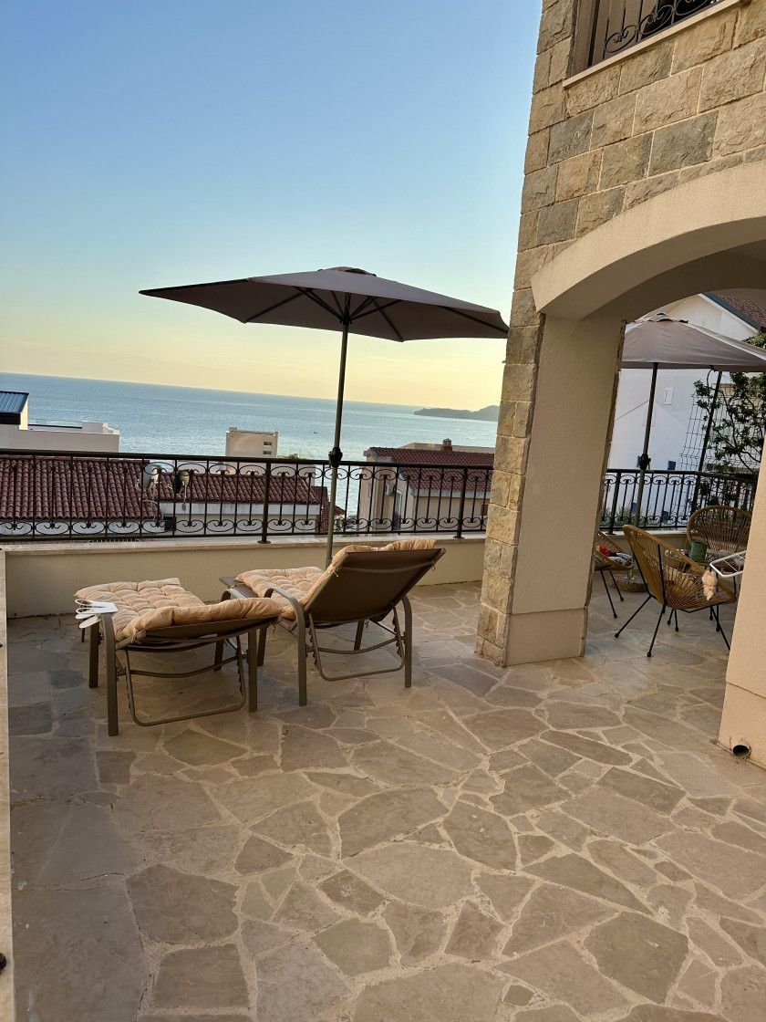 Moderno opremljen dvosoban stan 55m2+45m2 terase sa spektakularnim pogledom na more,  Pržno, Budva ( Na duzi period) - Amfora Real Estate