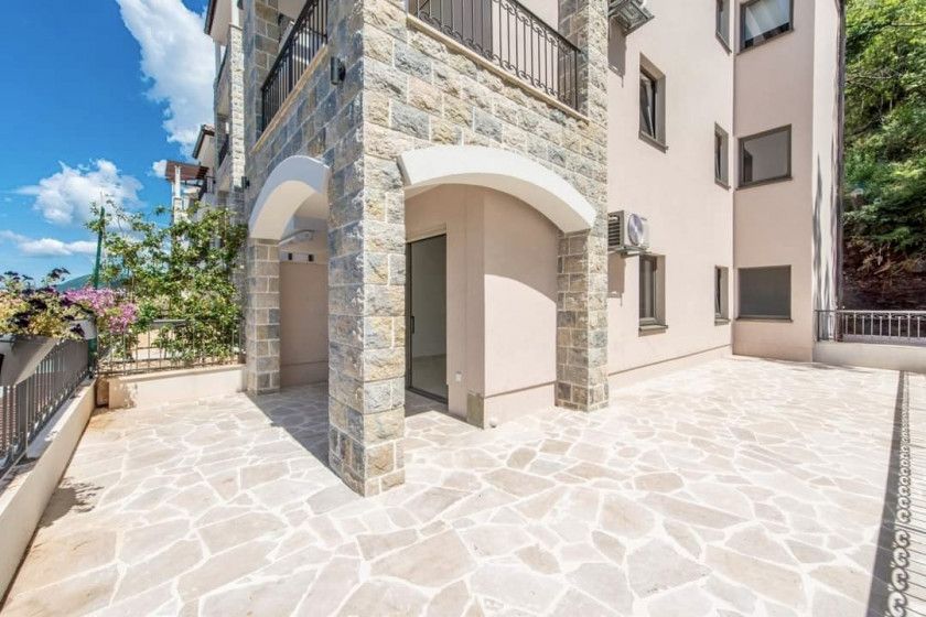 Moderno opremljen dvosoban stan 55m2+45m2 terase sa spektakularnim pogledom na more,  Pržno, Budva ( Na duzi period) - Amfora Real Estate