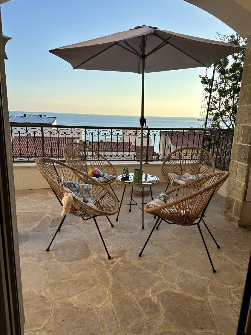 Moderno opremljen dvosoban stan 55m2+45m2 terase sa spektakularnim pogledom na more,  Pržno, Budva ( Na duzi period) - Amfora Real Estate