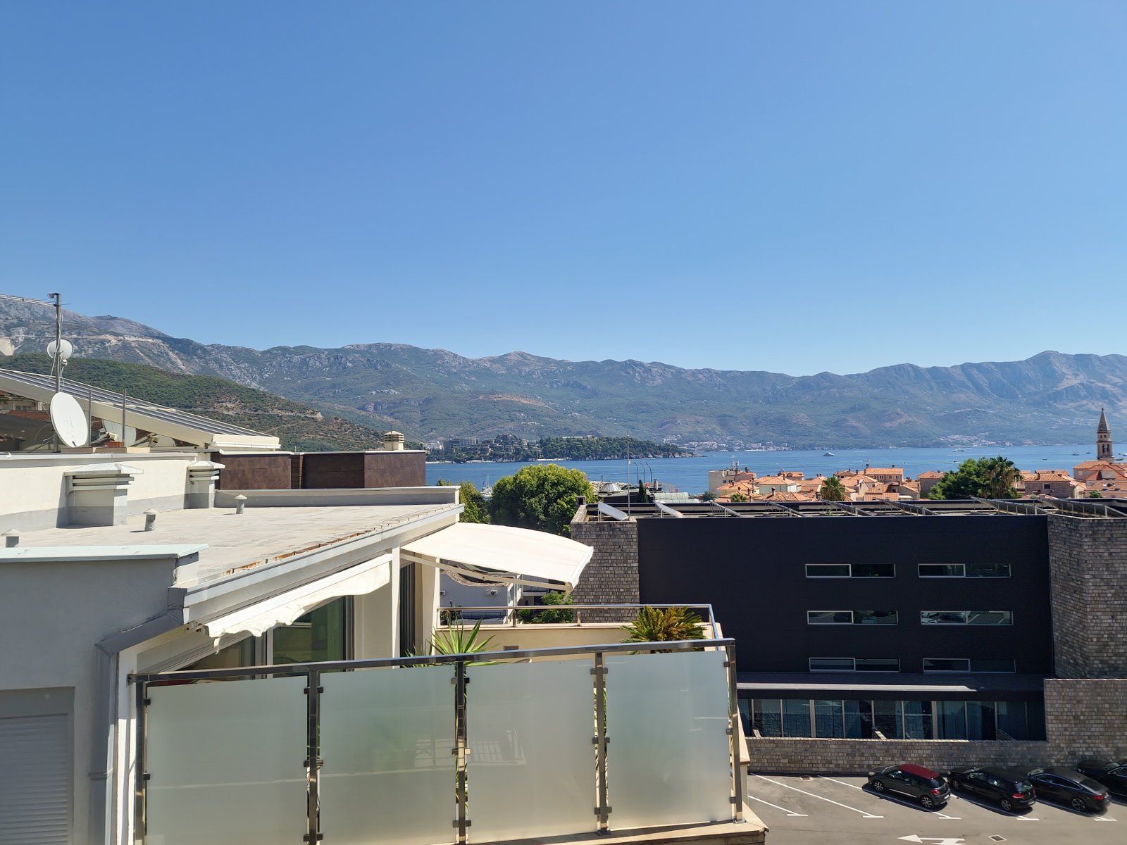 TROSOBAN STAN 89M2 SA POGLEDOM NA MORE U CENTRU BUDVE,GOSPOSTINA (IZDAVANJE NA DUZI PERIOD) - Amfora Real Estate