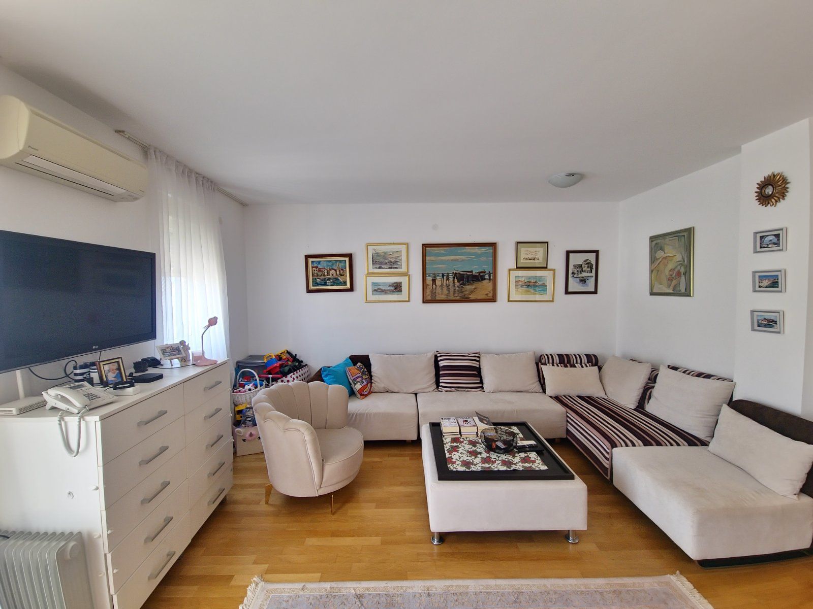 TROSOBAN STAN 89M2 SA POGLEDOM NA MORE U CENTRU BUDVE,GOSPOSTINA (IZDAVANJE NA DUZI PERIOD) - Amfora Real Estate