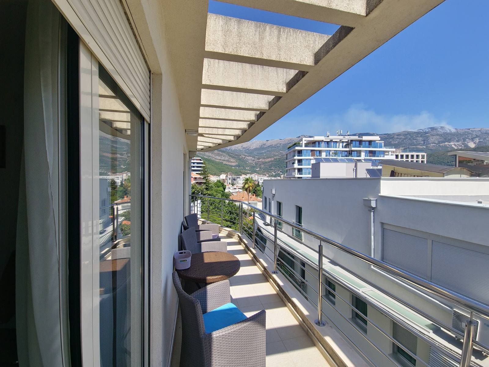 TROSOBAN STAN 89M2 SA POGLEDOM NA MORE U CENTRU BUDVE,GOSPOSTINA (IZDAVANJE NA DUZI PERIOD) - Amfora Real Estate