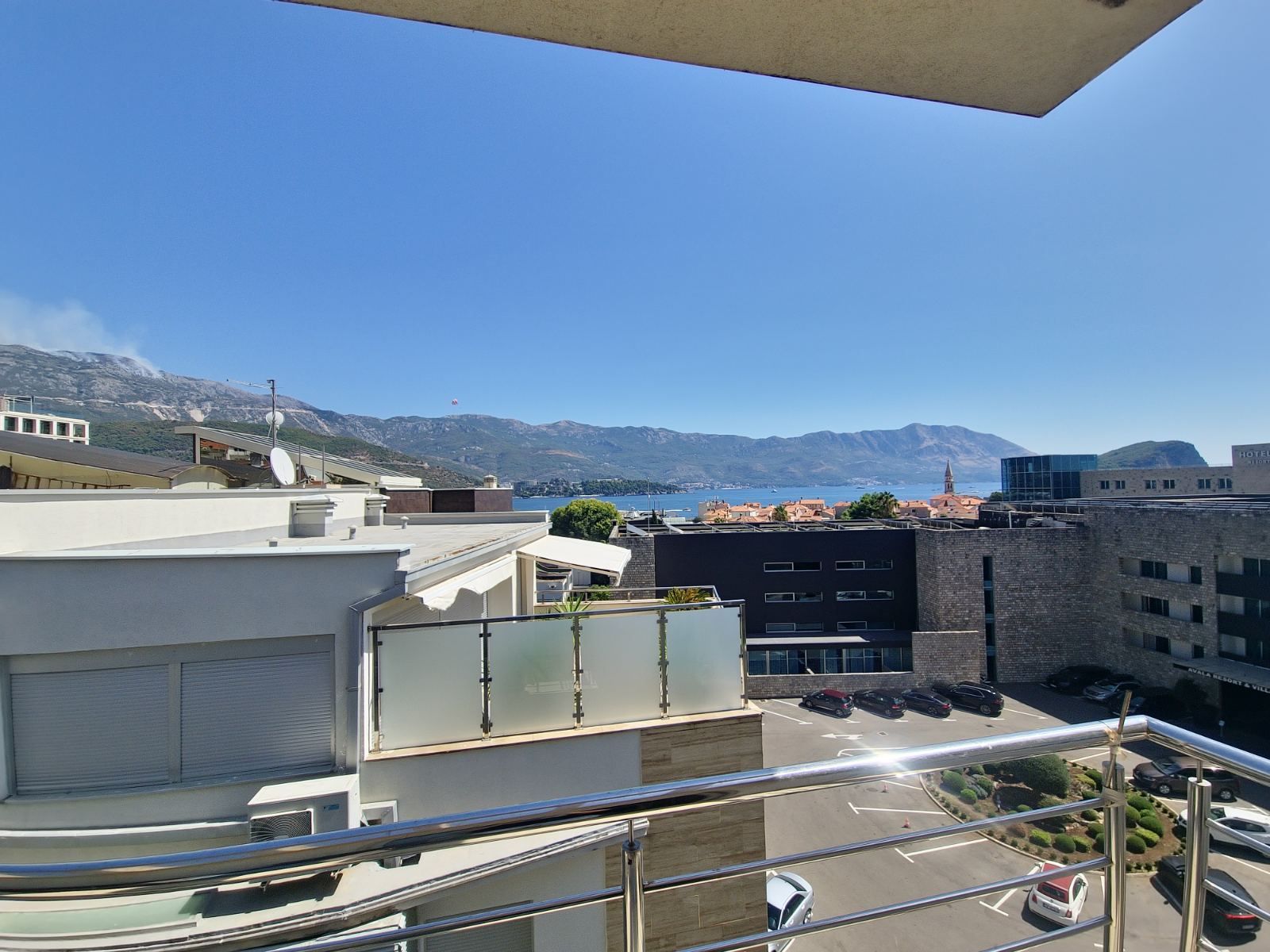 TROSOBAN STAN 89M2 SA POGLEDOM NA MORE U CENTRU BUDVE,GOSPOSTINA (IZDAVANJE NA DUZI PERIOD) - Amfora Real Estate