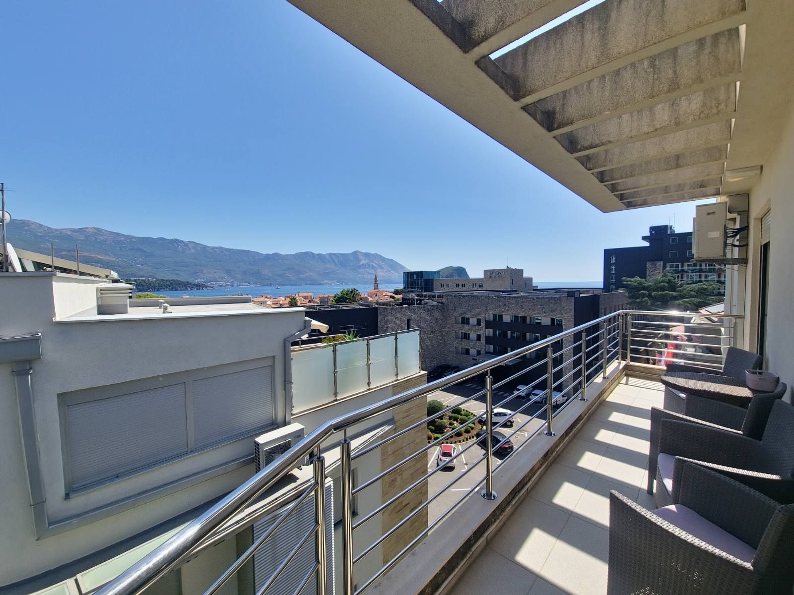 TROSOBAN STAN 89M2 SA POGLEDOM NA MORE U CENTRU BUDVE,GOSPOSTINA (IZDAVANJE NA DUZI PERIOD) - Amfora Real Estate