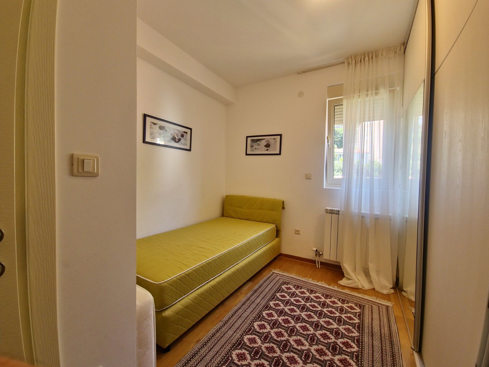 TROSOBAN STAN 89M2 SA POGLEDOM NA MORE U CENTRU BUDVE,GOSPOSTINA (IZDAVANJE NA DUZI PERIOD) - Amfora Real Estate