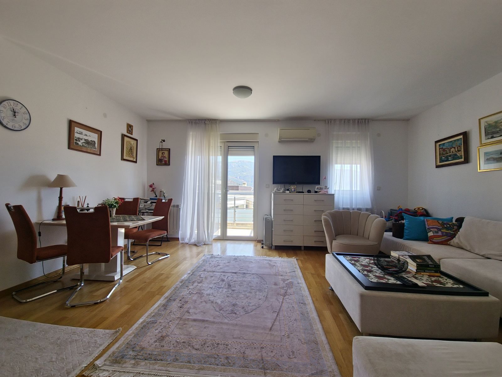 TROSOBAN STAN 89M2 SA POGLEDOM NA MORE U CENTRU BUDVE,GOSPOSTINA (IZDAVANJE NA DUZI PERIOD) - Amfora Real Estate