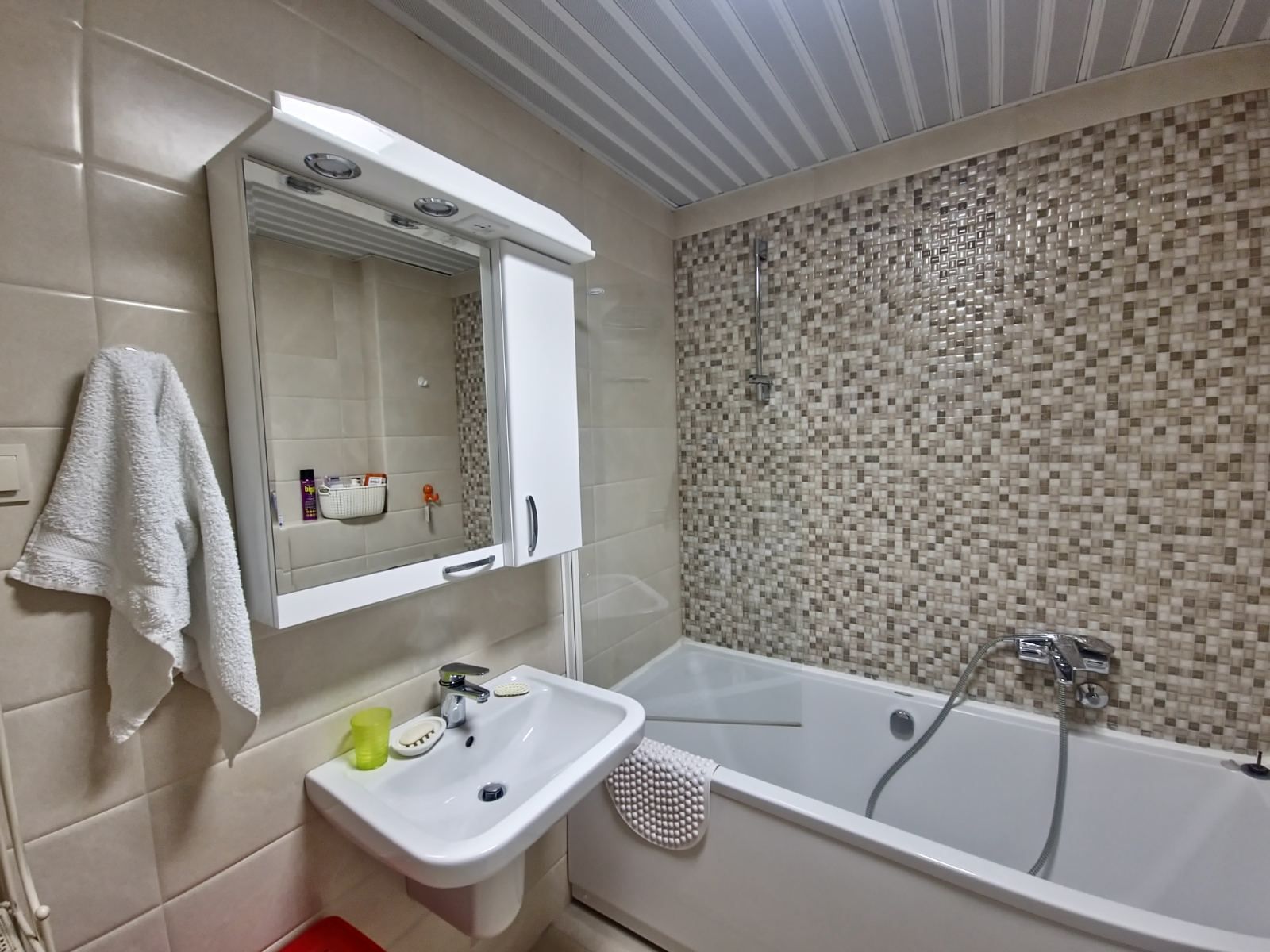 TROSOBAN STAN 89M2 SA POGLEDOM NA MORE U CENTRU BUDVE,GOSPOSTINA (IZDAVANJE NA DUZI PERIOD) - Amfora Real Estate