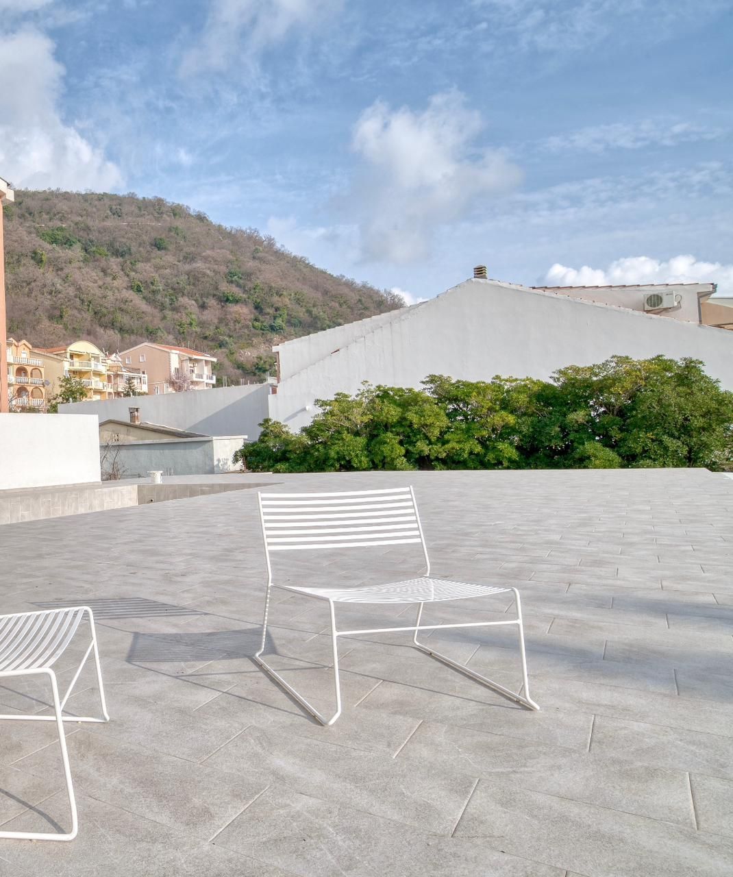 Luksuzni dvosoban stan sa terasom i garažom u kompleksu sa bazenom – Petrovac, Budva (IZDAVANJE NA DUZI PERIOD) - Amfora Real Estate