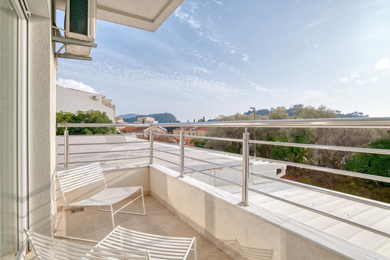 Luksuzni dvosoban stan sa terasom i garažom u kompleksu sa bazenom – Petrovac, Budva (IZDAVANJE NA DUZI PERIOD) - Amfora Real Estate