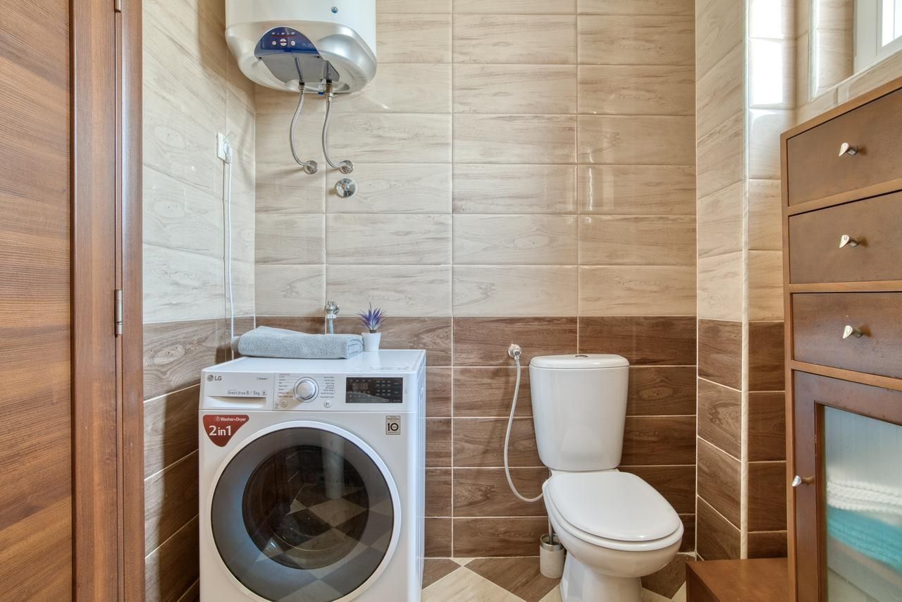 Luksuzni dvosoban stan sa terasom i garažom u kompleksu sa bazenom – Petrovac, Budva (IZDAVANJE NA DUZI PERIOD) - Amfora Real Estate