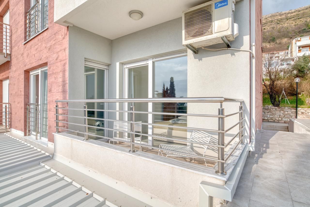 Luksuzni dvosoban stan sa terasom i garažom u kompleksu sa bazenom – Petrovac, Budva (IZDAVANJE NA DUZI PERIOD) - Amfora Real Estate