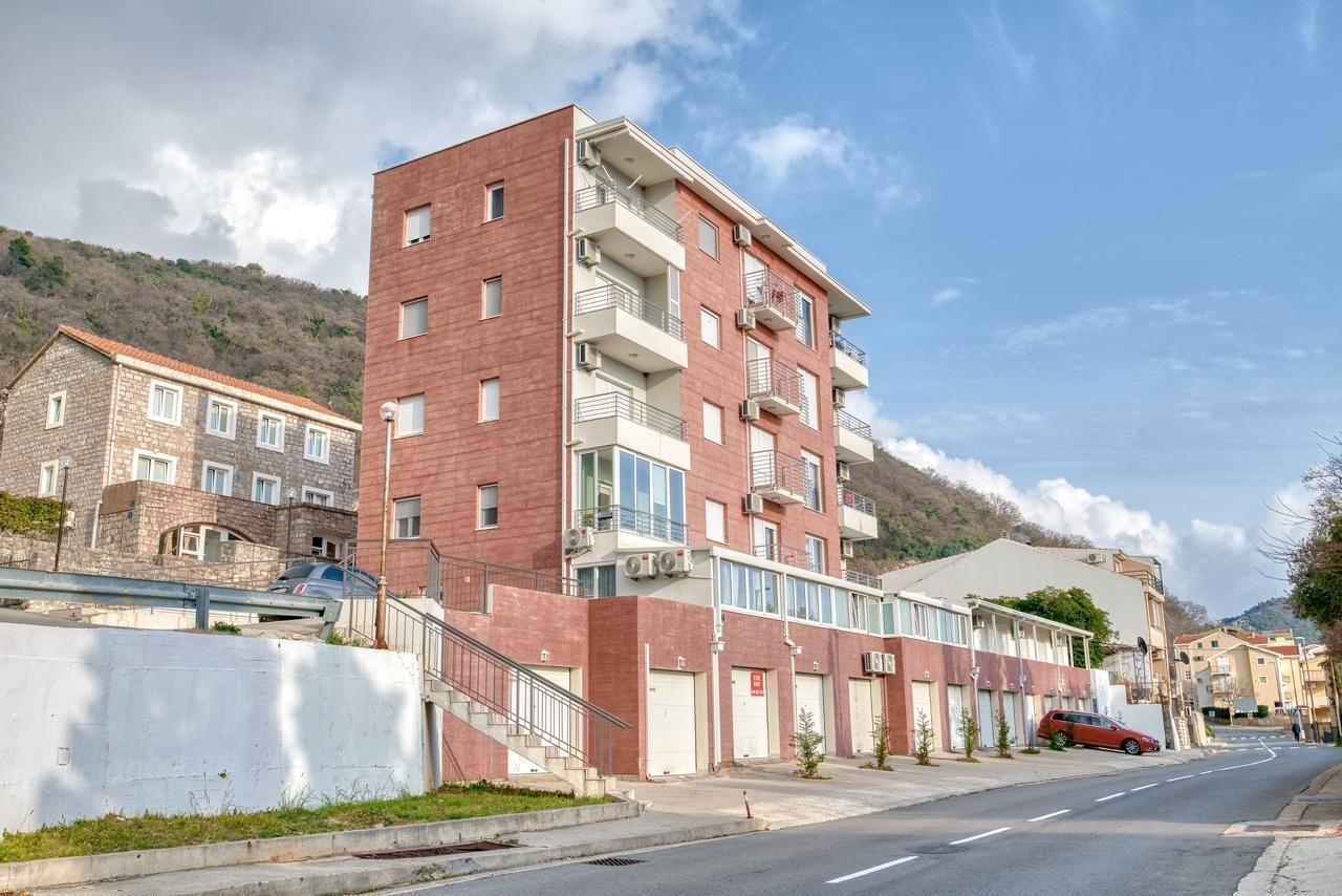 Luksuzni dvosoban stan sa terasom i garažom u kompleksu sa bazenom – Petrovac, Budva (IZDAVANJE NA DUZI PERIOD) - Amfora Real Estate