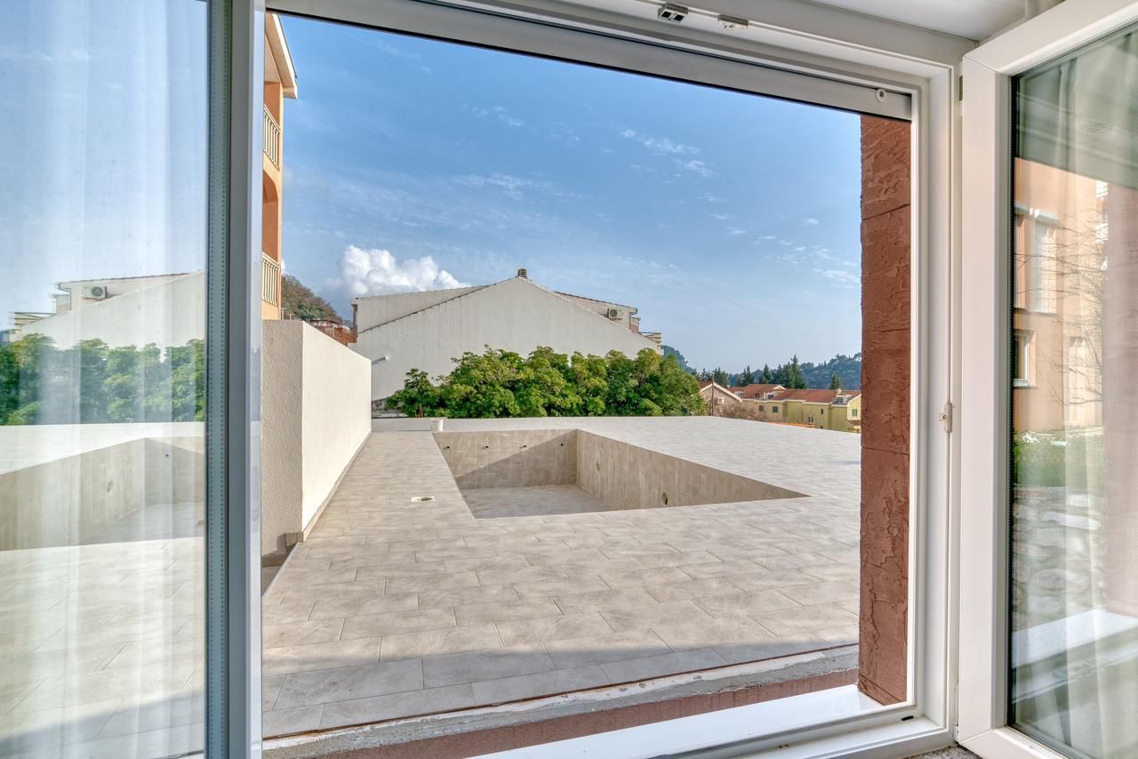 Luksuzni dvosoban stan sa terasom i garažom u kompleksu sa bazenom – Petrovac, Budva (IZDAVANJE NA DUZI PERIOD) - Amfora Real Estate