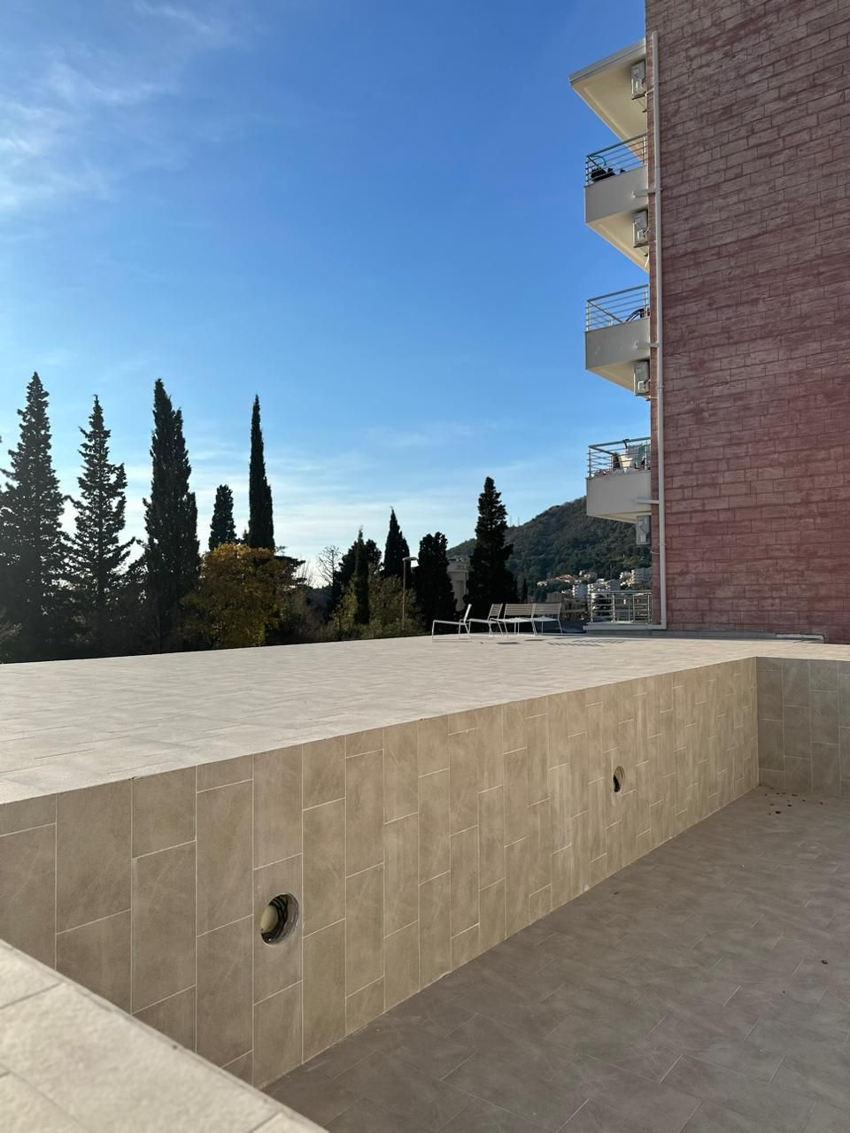 Luksuzni dvosoban stan sa terasom i garažom u kompleksu sa bazenom – Petrovac, Budva (IZDAVANJE NA DUZI PERIOD) - Amfora Real Estate