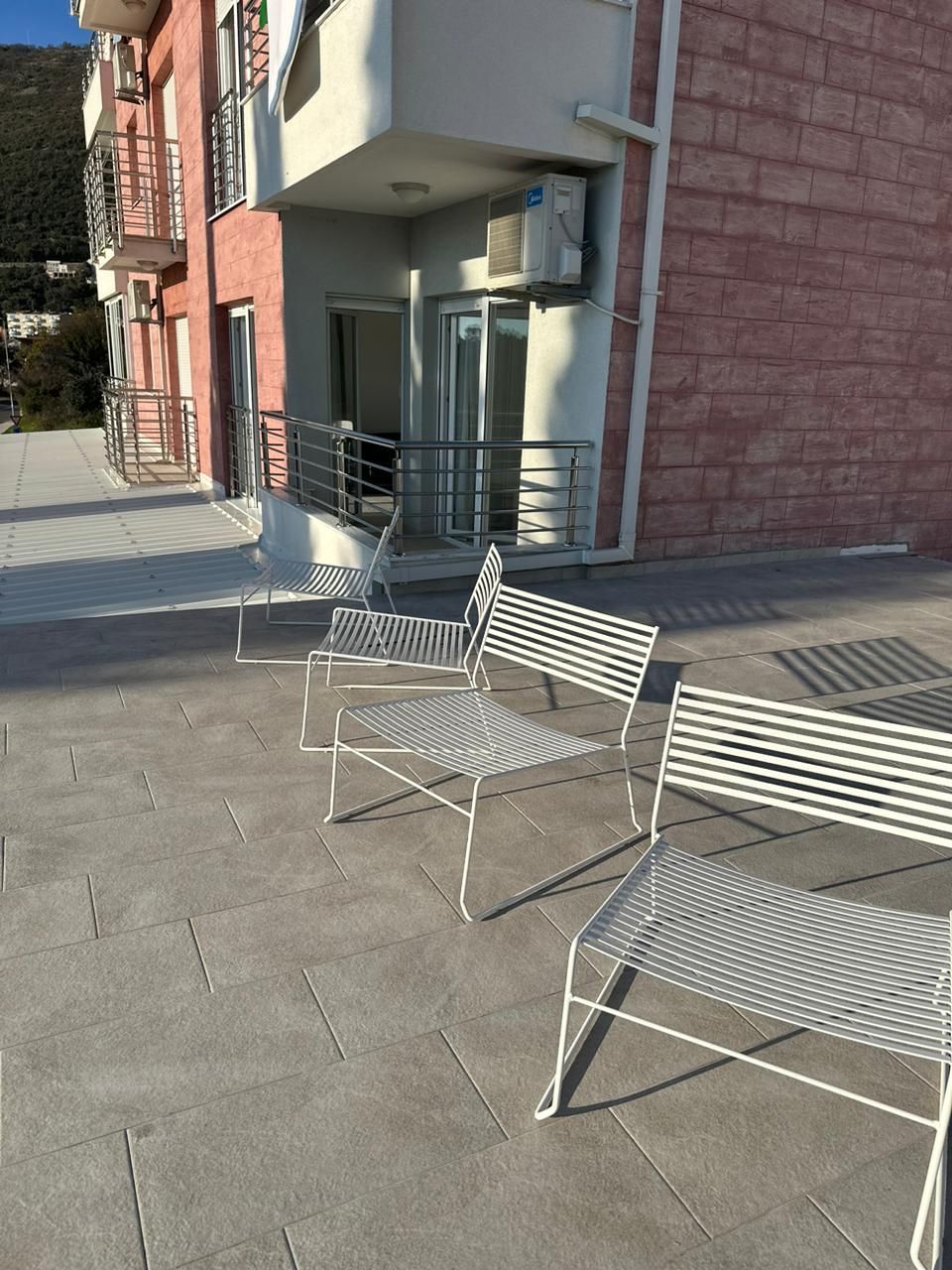 Prodaja dvosobnog luksuzno opremljenog stana 60 m² + 25 m² terasa u kompleksu sa bazenom – Petrovac, Budva - Amfora Real Estate