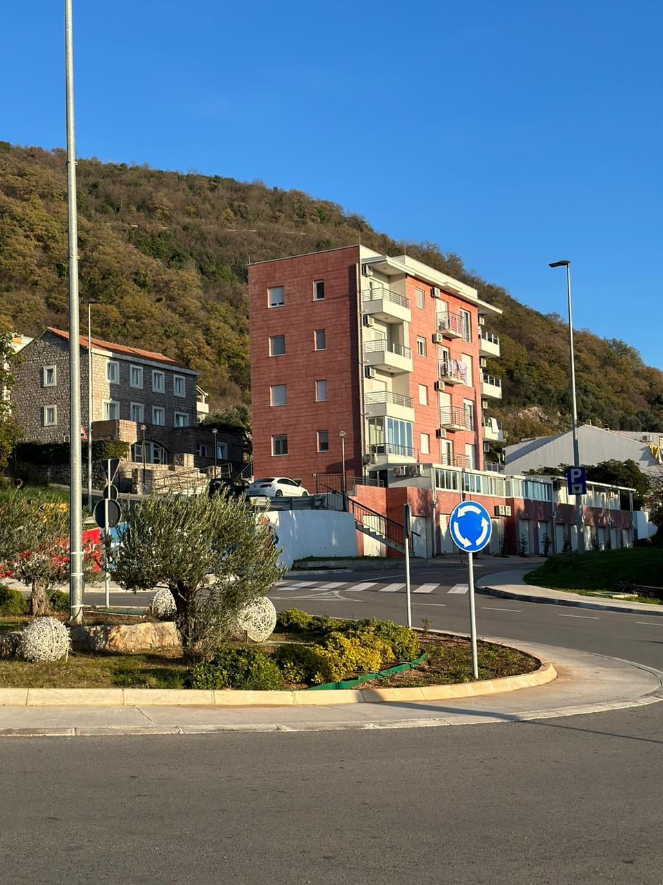Prodaja dvosobnog luksuzno opremljenog stana 60 m² + 25 m² terasa u kompleksu sa bazenom – Petrovac, Budva - Amfora Real Estate