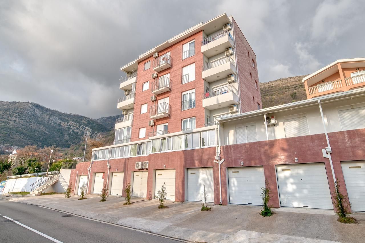 Prodaja dvosobnog luksuzno opremljenog stana 60 m² + 25 m² terasa u kompleksu sa bazenom – Petrovac, Budva - Amfora Real Estate