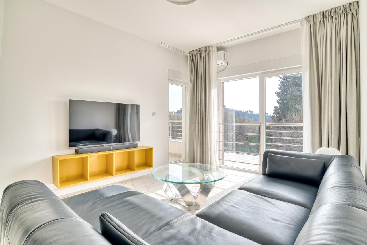 Prodaja dvosobnog luksuzno opremljenog stana 60 m² + 25 m² terasa u kompleksu sa bazenom – Petrovac, Budva - Amfora Real Estate