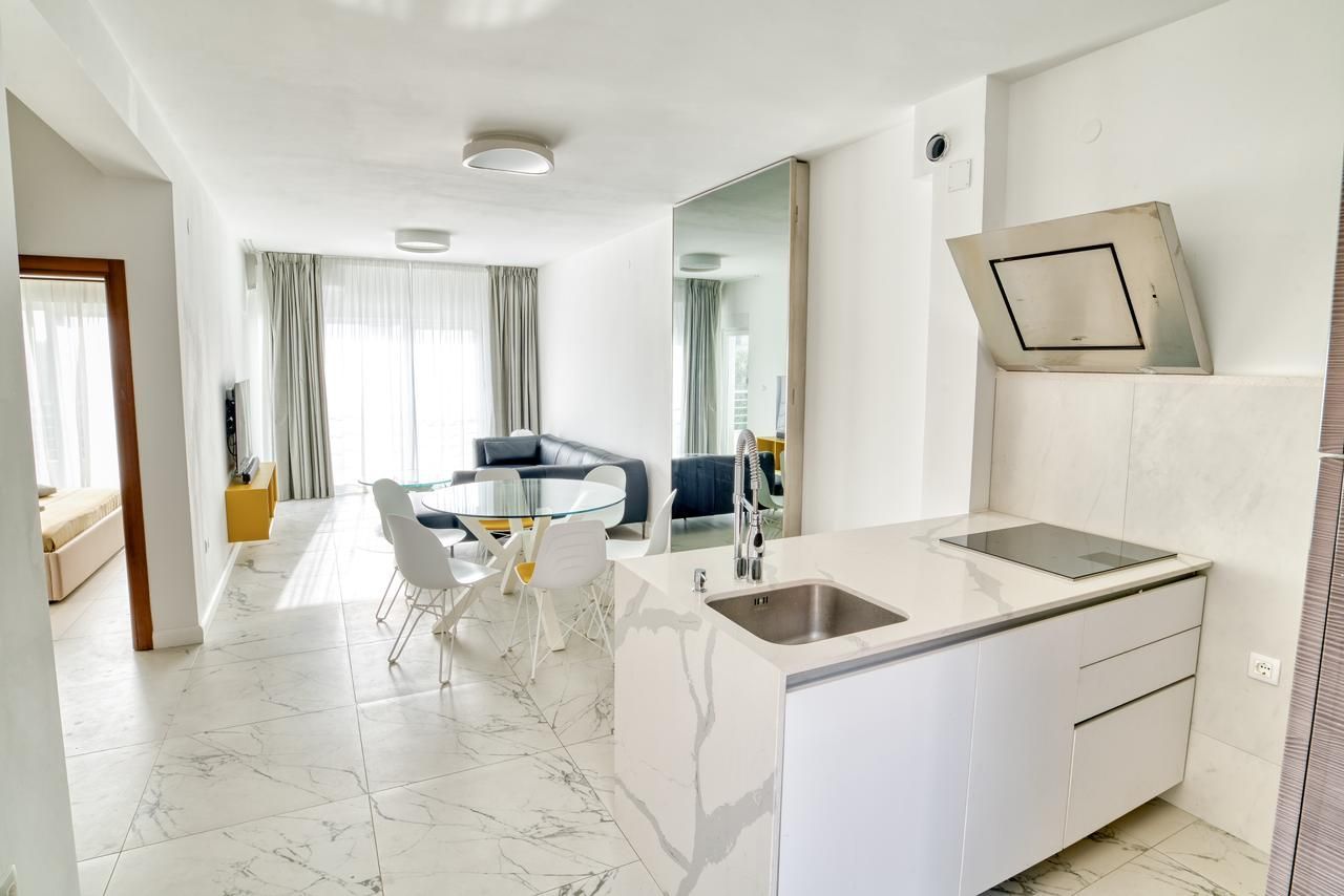 Prodaja dvosobnog luksuzno opremljenog stana 60 m² + 25 m² terasa u kompleksu sa bazenom – Petrovac, Budva - Amfora Real Estate