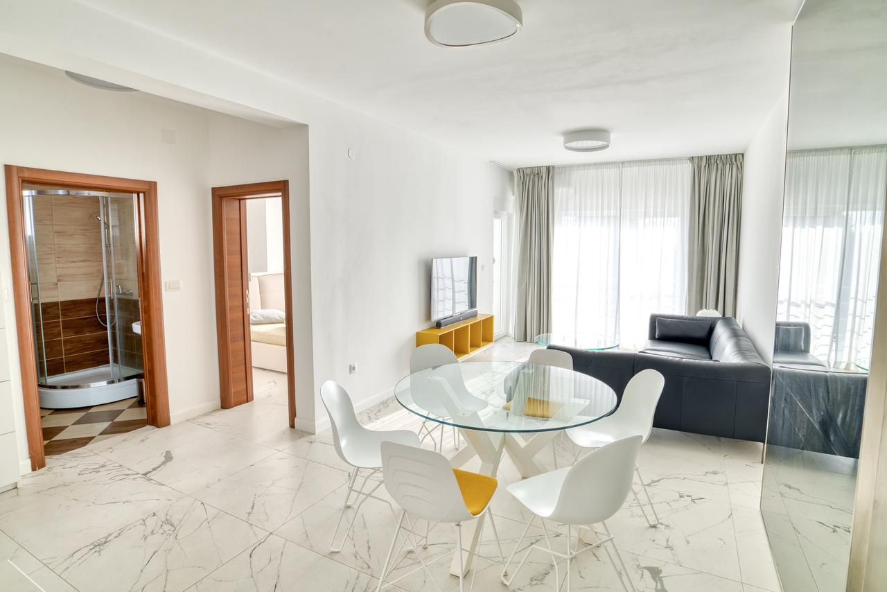 Prodaja dvosobnog luksuzno opremljenog stana 60 m² + 25 m² terasa u kompleksu sa bazenom – Petrovac, Budva - Amfora Real Estate