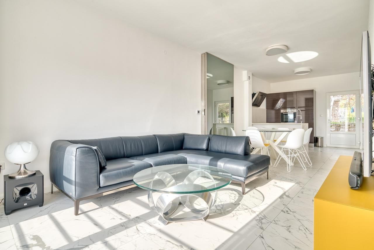 Prodaja dvosobnog luksuzno opremljenog stana 60 m² + 25 m² terasa u kompleksu sa bazenom – Petrovac, Budva - Amfora Real Estate