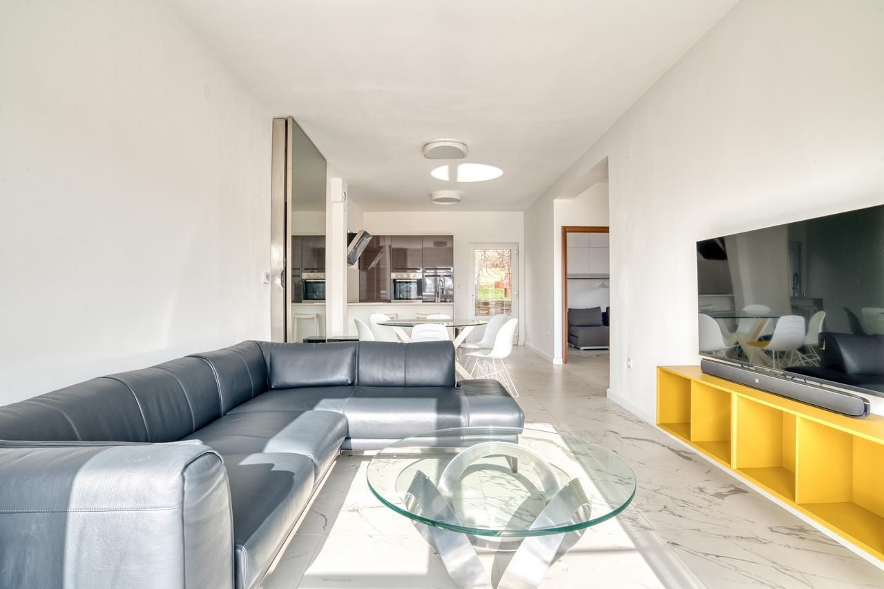 Prodaja dvosobnog luksuzno opremljenog stana 60 m² + 25 m² terasa u kompleksu sa bazenom – Petrovac, Budva - Amfora Real Estate