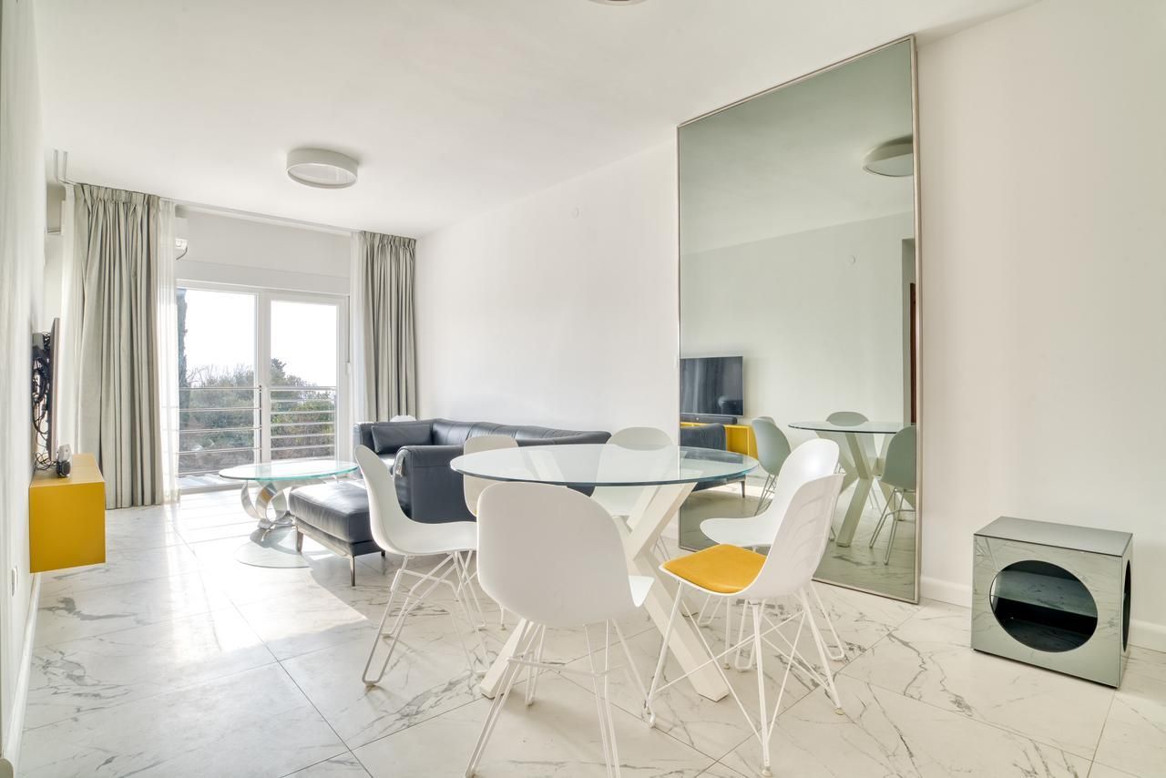 Prodaja dvosobnog luksuzno opremljenog stana 60 m² + 25 m² terasa u kompleksu sa bazenom – Petrovac, Budva - Amfora Real Estate