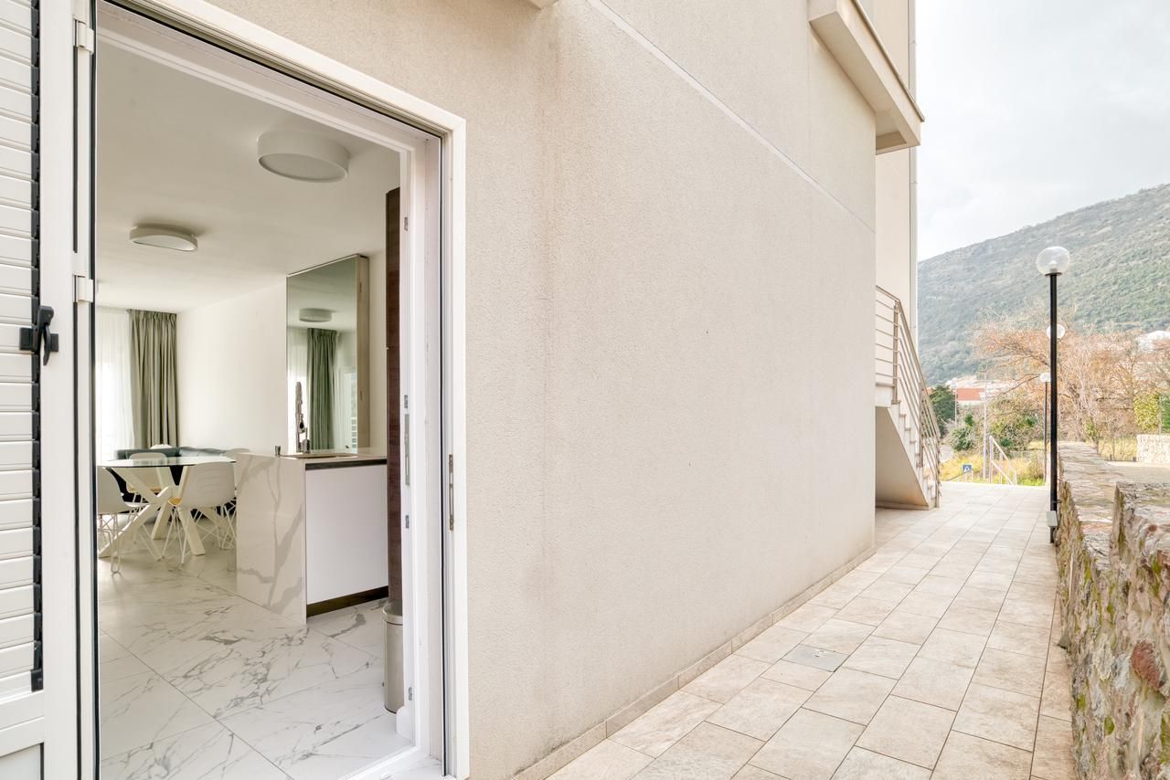 Prodaja dvosobnog luksuzno opremljenog stana 60 m² + 25 m² terasa u kompleksu sa bazenom – Petrovac, Budva - Amfora Real Estate