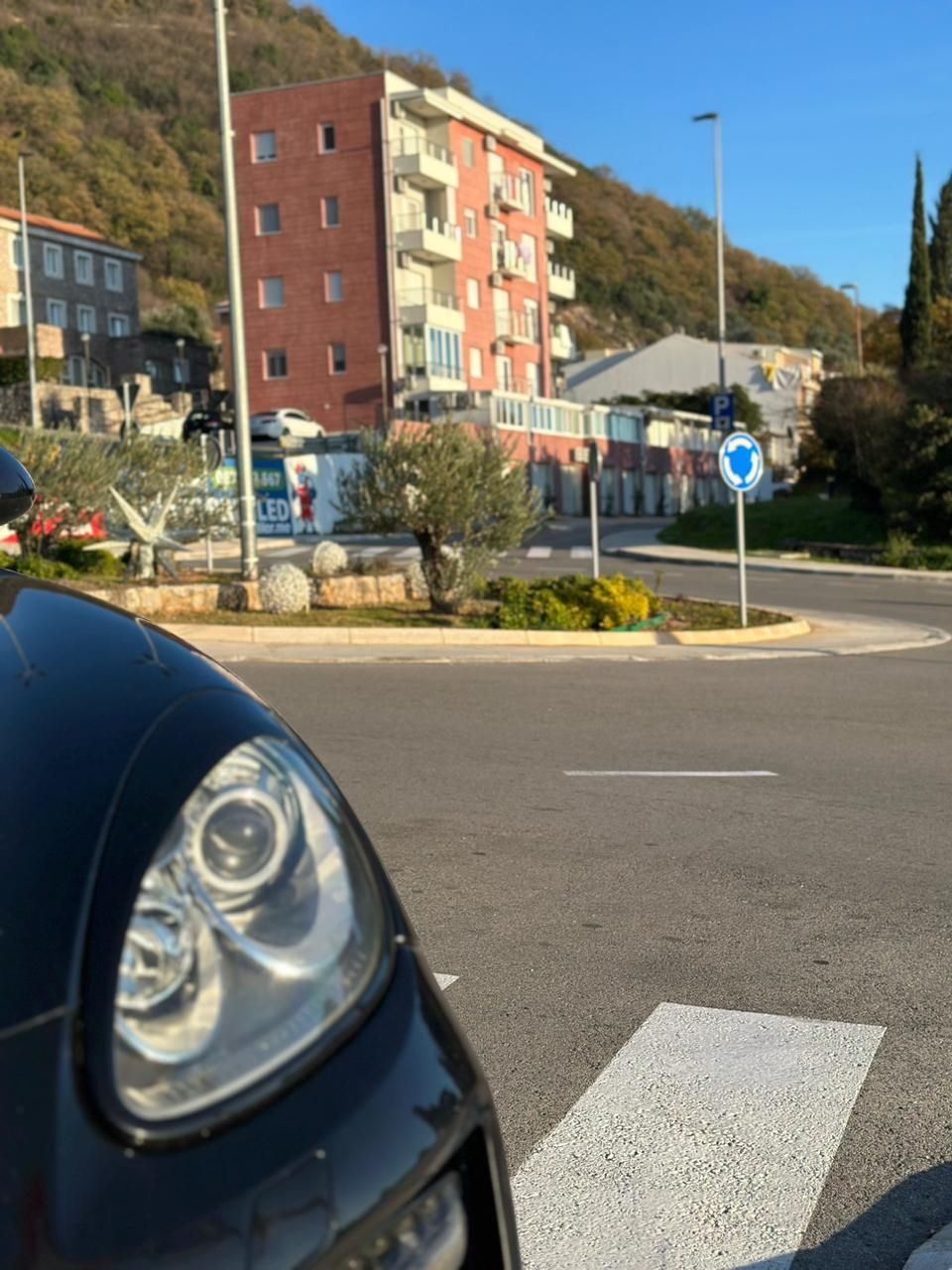 Prodaja dvosobnog luksuzno opremljenog stana 60 m² + 25 m² terasa u kompleksu sa bazenom – Petrovac, Budva - Amfora Real Estate