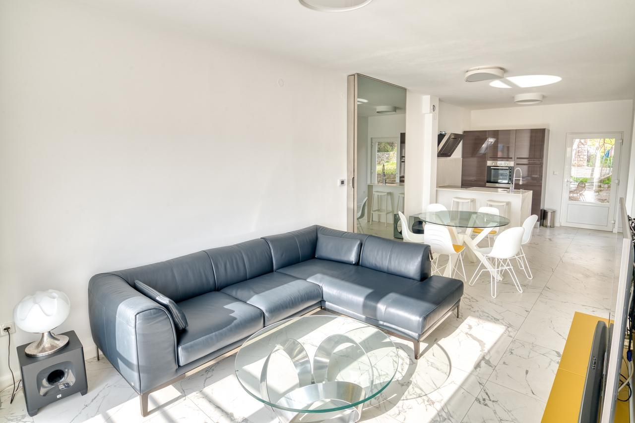 Prodaja dvosobnog luksuzno opremljenog stana 60 m² + 25 m² terasa u kompleksu sa bazenom – Petrovac, Budva - Amfora Real Estate